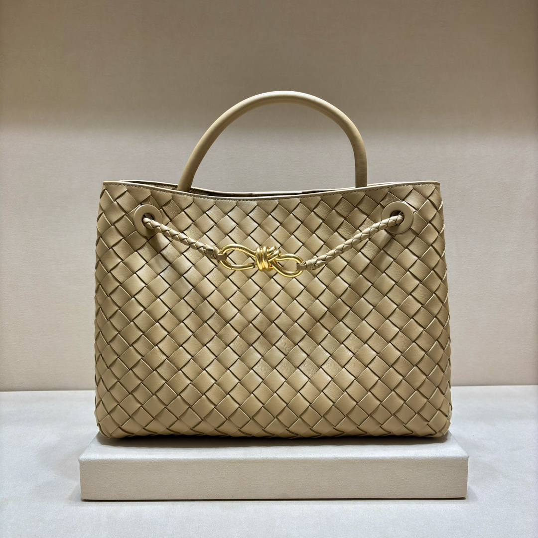 NO:203842,Authentic and top-grade new Andiamo woven handbags are really popular all over the world!  !  Celebrities at home and abroad have all been on the go, and Oscar winner Michelle Yeoh takes it out. Song Jia, Cui Yala, Yu Feihong, Sanji Aihua, Rosie Hunting-Whiteley, Yoshioka Riho, etc. have all picked this bag. It is classic and versatile, and the bag is very attractive, so it is very convenient to commute on a daily basis!  !  Various backing methods, shoulder straps can be adjusted by themselves, original lambskin feels soft and delicate, creating a neutral style, breaking gender boundaries and bringing a more practical and long-lasting user experience. Andiamo, which combines elegance and casual style, perfectly interprets the original appearance of 