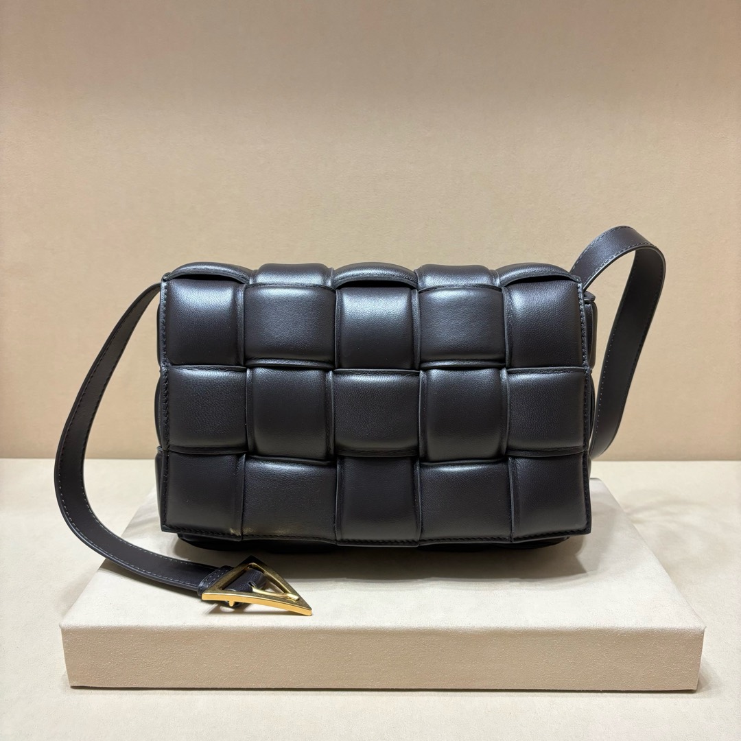 NO:385219,Genuine grade double-sided super-large woven crossbody bag made of wide double-sided nappa original lambskin strip rectangular braid. The inside is consistent with zipper bag. The magnetic buckle is closed. The shoulder strap can be closed in the bag. It is carried as a clutch bag. 591970. Height 18 cm. Length 26 cm. Thickness 8 cm. BV. Bottega veneta. Satchels. Crossbody bags. Handbag. Sheepskin.19860909正品级 双面超大编织斜挎包 采用宽幅双面nappa原厂小羊皮条带矩形编织制作 表里如一；内部配有拉链袋 磁扣闭合 肩带可收拢在袋中,作为手拿包携带591970 高度18厘米 长度26厘米 厚度8厘米,BV,bottega veneta,satchels,crossbody bags,handbag,sheepskin,Bag