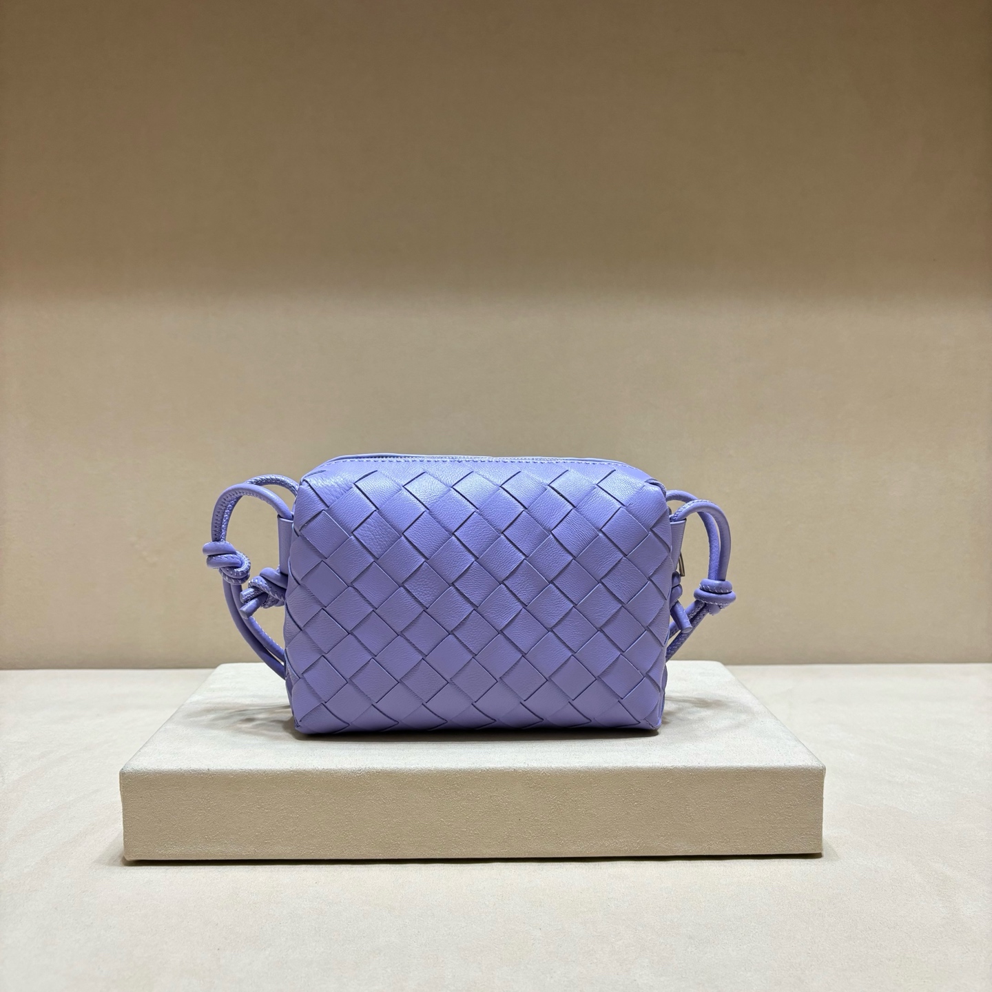 NO:186604,Genuine grade original leather woven small square bags. The existing styles are fashionable and most of them are a little difficult to control, so I took it into consideration!  This small square bag is somewhat similar to the small trumpet of Yunduobao, but!  It's lighter than cloud bag!  And much larger capacity. This is just a little cutie who can span all ages. I like it, mom likes it, and even grandma likes it!  And the large woven grid won’t look old~ As a half-fashionable person, I think this is a very excellent small bag!  I specially bought zp to develop 3001 size 17*10*6cm, BV, bottega veneta, manolo blahnik19860909正品级  原厂皮 编织小方包 现有的款式都偏时髦风 大部分略微有点难驾驭 所以我就看中了它！ 这只小方包和云朵包的小号有些相似 不过！它比云朵包要轻！且容量大得多 这只是可以跨越所有年龄层的小可爱 我喜欢,妈妈喜欢,甚至奶奶也会喜欢！ 而且大的编织格也不会显老气～ 作为半个时髦精的我认为啊 这是一只非常优秀的小包！ 特地买了zp回来开发 3001尺寸17＊10＊6cm,BV,bottega veneta,manolo blahnik,Bag