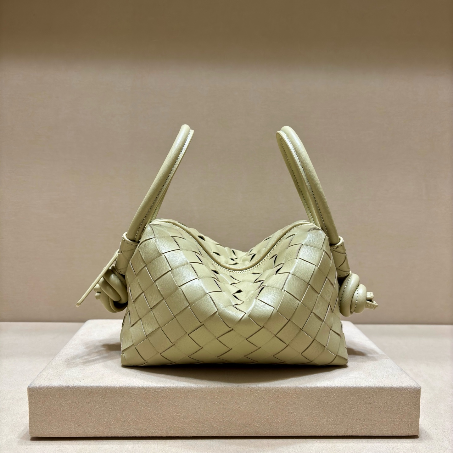 NO:186626,Genuine grade original leather New classic Loop design Extra large buckle can fold the handbag, can also be used as a handle to use a single shoulder Crossbody Continue the 