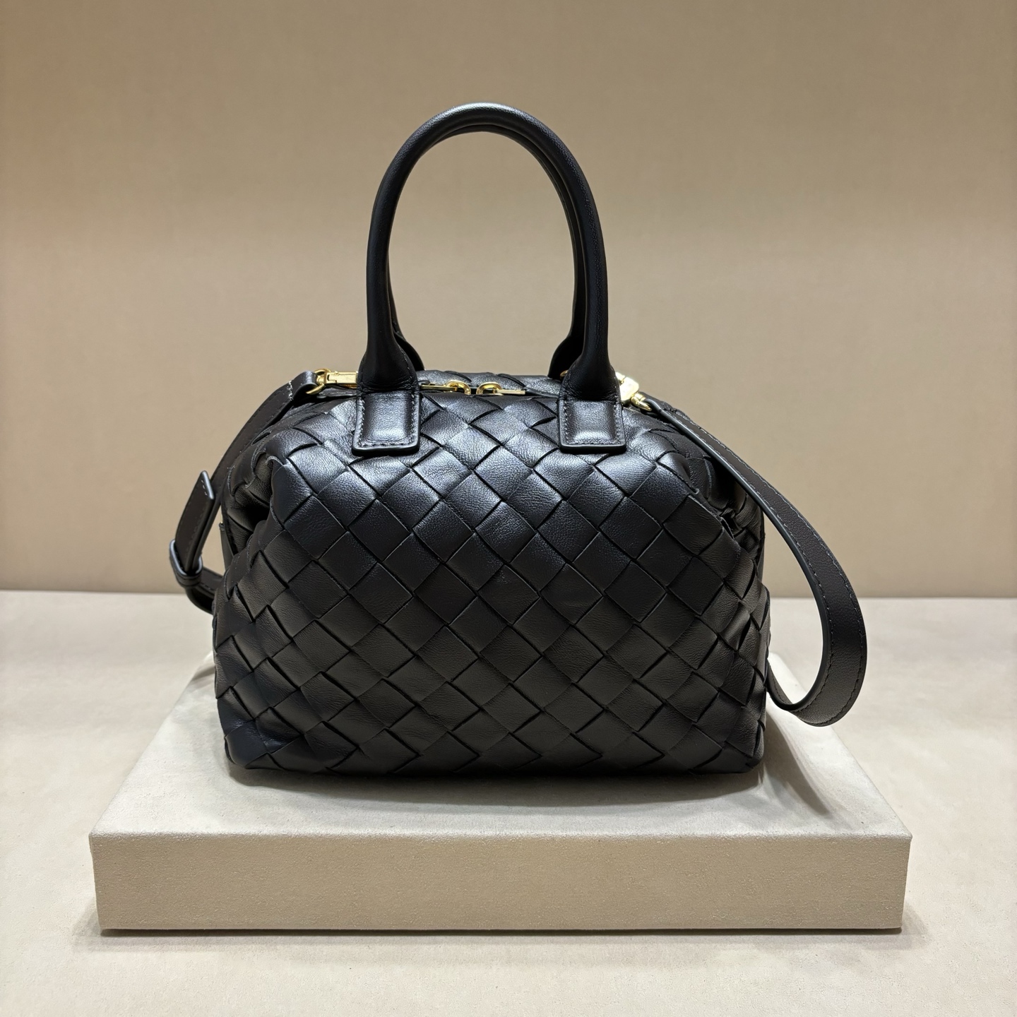 NO:207784,Genuine grade Intrecciato woven leather bowling bag, equipped with a removable crossbody strap, a single internal flat pocket, zipper opening and closing. Classic braiding craftsmanship is an indispensable icon of the brand. The meticulous weaving process not only makes the bucket bag show a sense of high quality, but also adds a sense of agility to it, exuding a simple and elegant beauty. It is made of soft and delicate sheepskin texture, light and comfortable, revealing a sense of high quality everywhere. The color combination is refreshing and clean, and the upper body is age-reducing~The shape of a niss! The bowling bag that is both casual and casual at work, size 20.5*15.5*10cm, model 7460, BV, bottega veneta, sheepskin19860909正品级 Intrecciato编织皮革保龄球包,配有可拆卸斜挎背带,单个内部平口袋,拉链开合 经典编织工艺”是品牌不可或缺的标志性,细致入微的编织工艺不仅令桶包展现高级感,更为其增添了灵动感,散发着简约又典雅的美感,以柔软细腻的羊皮质感而成,轻盈舒适,处处透露着高级感,颜色搭配都是清爽又干净,上身减龄～凹造型奈斯！上班休闲两不误的保龄球包, 尺寸20.5*15.5*10cm,型号7460,BV,bottega veneta,sheepskin,Bag