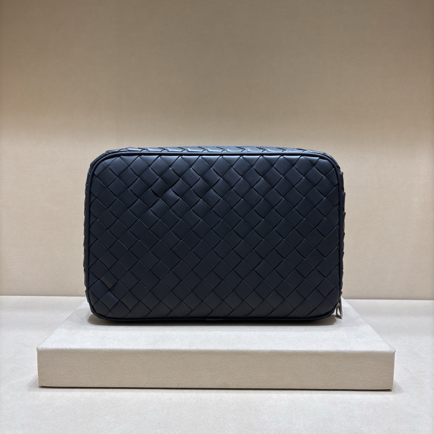 NO:337792,Large Medium Small This woven classic clutch is made of original waxed calf leather, with insert bag inside, perfect for daily use, practical and versatile. Counter quality number 5963 size large size 29/18/6 medium size 23/14/5 small size 18/12/5, BV, bottega veneta, handbag, cowhide19860909大 中 小 此款编织经典手拿包,原版打蜡小牛皮制成,内有插袋,日常使用的完美之选,实用百搭.专柜品质编号5963尺寸大号29/18/6中号23/14/5小号18/12/5,BV,bottega veneta,handbag,cowhide,Bag