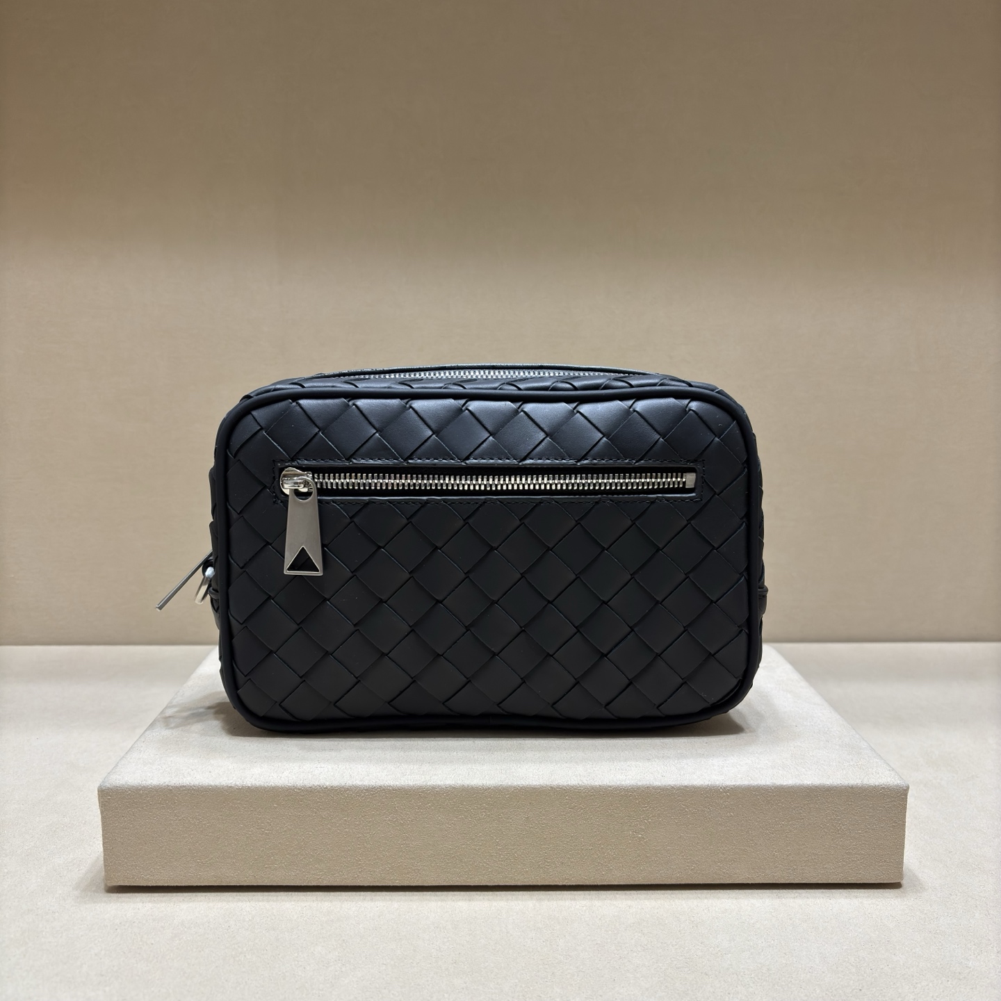 NO:337800,This woven classic clutch is made of original waxed calf leather, with multiple card slots inside, perfect for daily use, practical and versatile. Number size 26/16/7, BV, bottega veneta, handbag, cowhide19860909此款编织经典手拿包,原版打蜡小牛皮制成,内有多位插卡位,日常使用的完美之选,实用百搭.编号尺寸26/16/7,BV,bottega veneta,handbag,cowhide,Bag