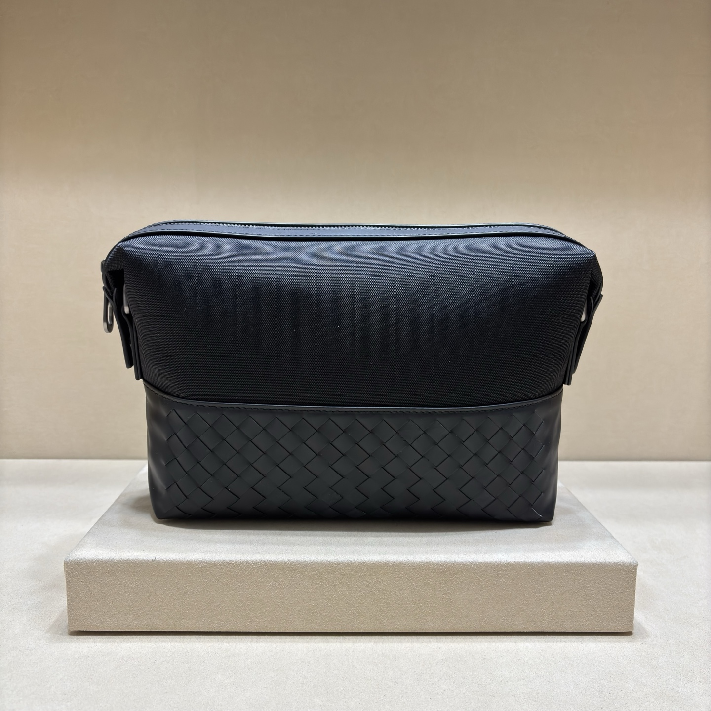 NO:337810,This woven classic postman bag is made of original waxed calf leather with canvas material. The inner bag is equipped with multiple card slots. It is perfect for daily use and practical and versatile. No. 1251 Size 25/15/10, BV, bottega veneta, cowhide19860909此款编织经典邮差包,原版打蜡小牛皮配帆布材制成,内袋配有多个卡位,日常使用的完美之选,实用百搭.编号1251尺寸25/15/10,BV,bottega veneta,cowhide,Bag