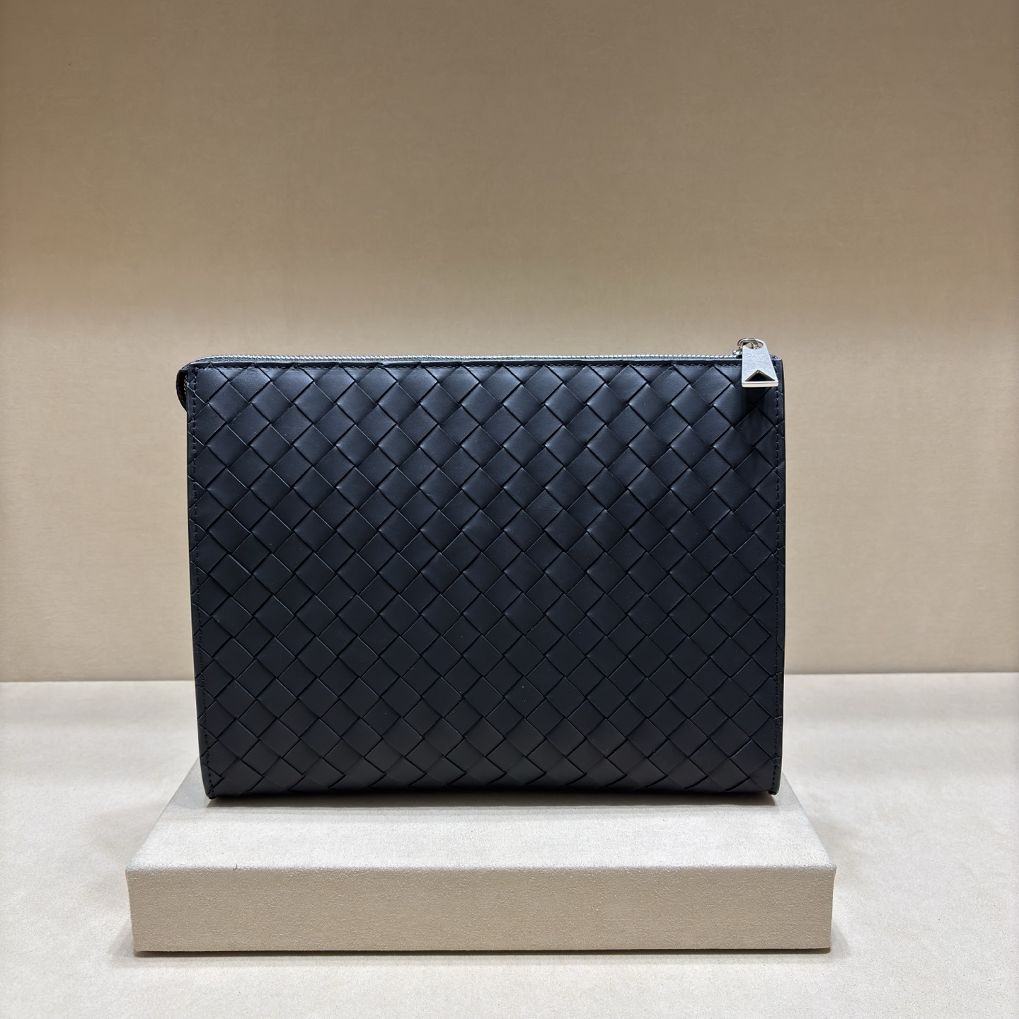 NO:337737,This woven classic clutch is made of original waxed calfskin. It is perfect for daily use of all calfskin inside and outside, practical and versatile. No. 10708 Size 27/21/8, BV, bottega veneta, handbag, cowhide19860909此款编织经典手拿包,原版打蜡小牛皮制成,里外全小牛皮日常使用的完美之选,实用百搭.编号10708尺寸27/21/8,BV,bottega veneta,handbag,cowhide,Bag