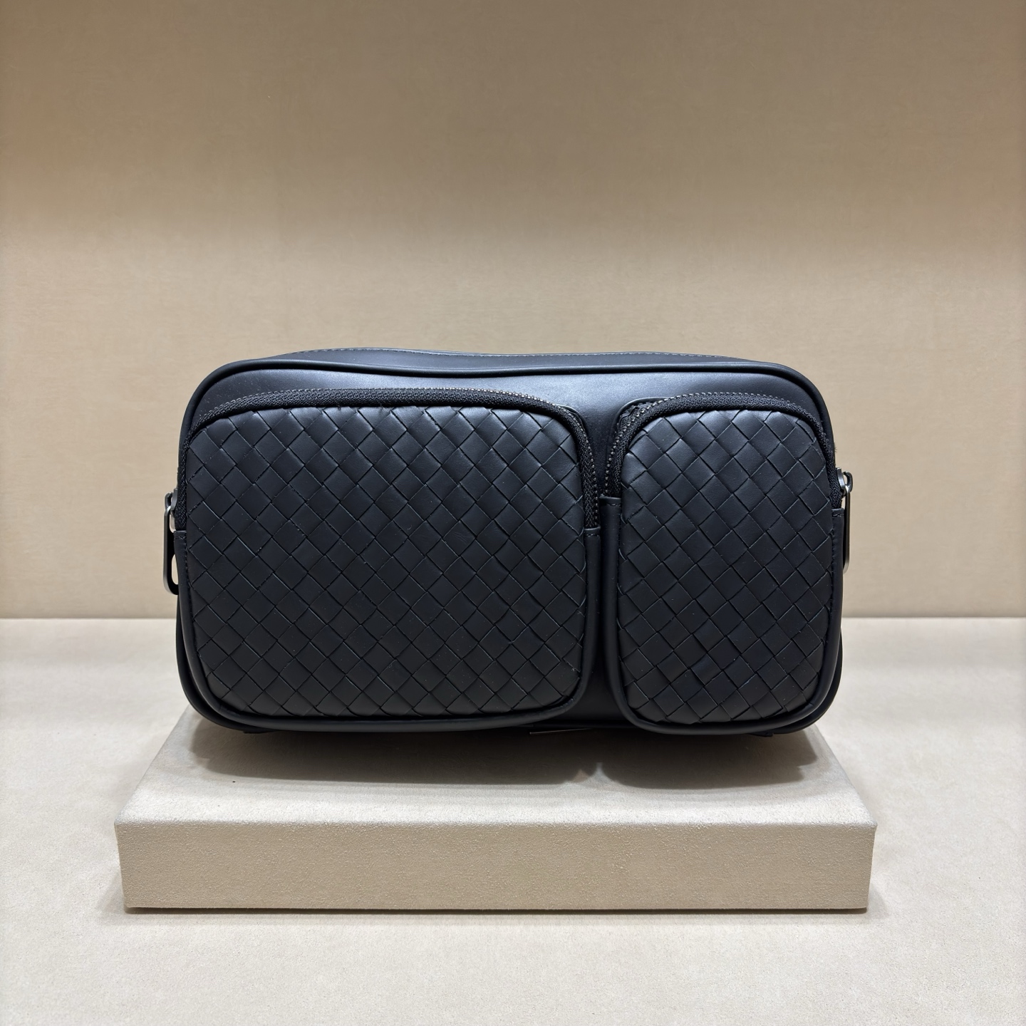 NO:337745,This woven classic waist bag, made of original waxed calf leather, is perfect for daily use, practical and versatile, number 0893 size 26/16/9, BV, bottega veneta, cowhide19860909此款编织经典腰包,原版打蜡小牛皮制成,日常使用的完美之选,实用百搭,编号0893尺寸26/16/9,BV,bottega veneta,cowhide,Bag