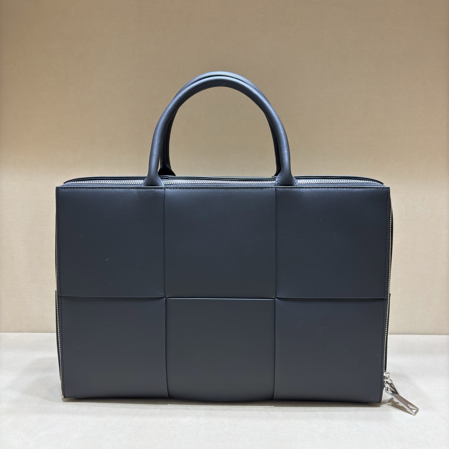 NO:337765,This woven briefcase is made of original waxed calfskin, with a slim and lightweight shape. The inner bag is equipped with a detachable handbag. The interior is carefully designed, with a detachable shoulder strap. No. 3106. Size 36/15/9. BV, bottega veneta, cowhide19860909此款编织公文包,原版打蜡小牛皮制作,造型纤薄轻盈,内袋配置一个可拆手包内部经过精心设计,可拆肩背带,编号3106尺寸36/15/9,BV,bottega veneta,cowhide,Bag