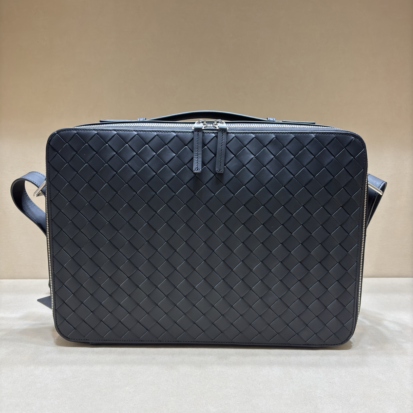 NO:337784,This woven briefcase is made of original waxed calfskin, with a slim and lightweight shape, with a bag zipper added to the middle bag. The interior has been carefully designed and can be detached. Number 31105 Size 37/26/7, BV, bottega veneta, cowhide19860909此款编织公文包,原版打蜡小牛皮制作,造型纤薄轻盈,中间内袋加入袋口拉链,内部经过精心设计,可拆肩背带,编号31105尺寸37/26/7,BV,bottega veneta,cowhide,Bag