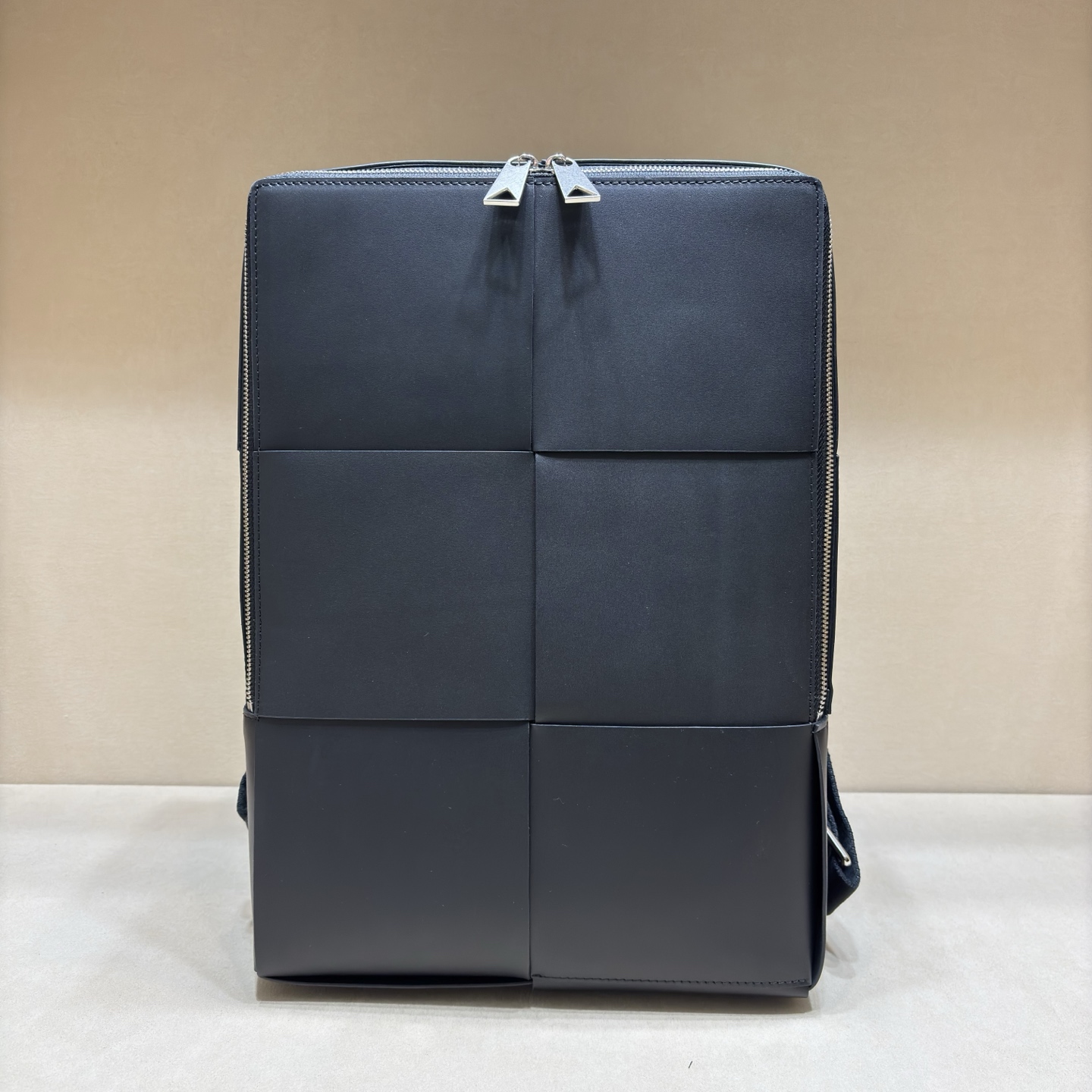 NO:337793,This woven backpack is made of original waxed calfskin, with a slim and lightweight shape. The inner bag is equipped with a detachable handbag and has been carefully designed inside. Number 5702 Size 37/27/10, BV, bottega veneta, backpacks, cowhide19860909此款编织背包原版打蜡小牛皮制作,造型纤薄轻盈,内袋配置一个可拆手包内部经过精心设计,编号5702尺寸37/27/10,BV,bottega veneta,backpacks,cowhide,Bag