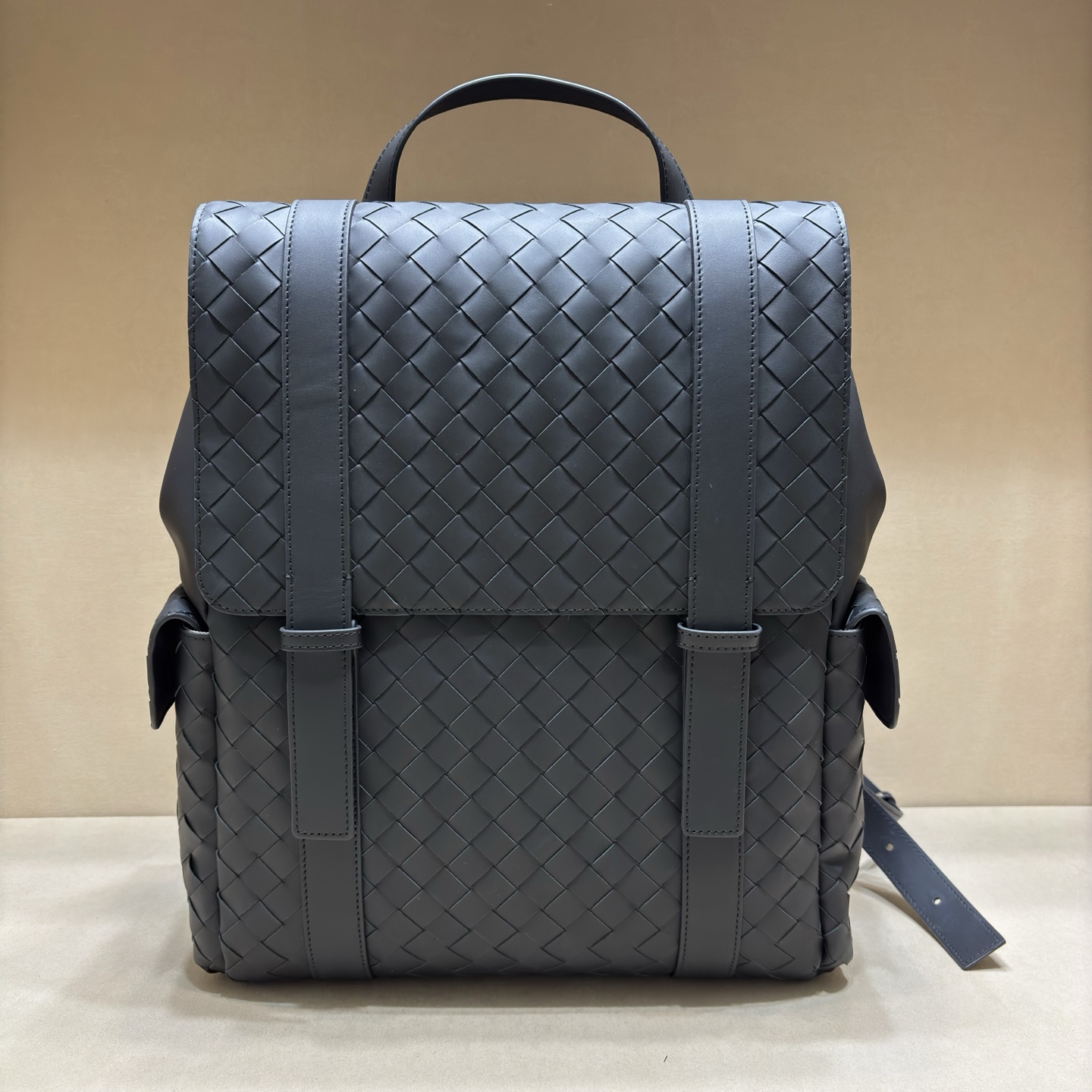 NO:385196,Original leather braided leather backpack Single external zipper pocket Single internal laptop compartment details Single external zipper pocket Single internal laptop compartment Zipper closure lining Height 37 cm Width 33 cm, Depth, 16 cm Handle height 6 cm, BV, bottega veneta, backpacks19860909原厂皮 编织皮革背包 单个外部拉链口袋 单个内部笔记本电脑隔层详 单个外部拉链口袋单个内部笔记本电脑隔层拉链开合衬里 高度37厘米 宽度33厘米,深度,16厘米 提手高度6厘米,BV,bottega veneta,backpacks,Bag