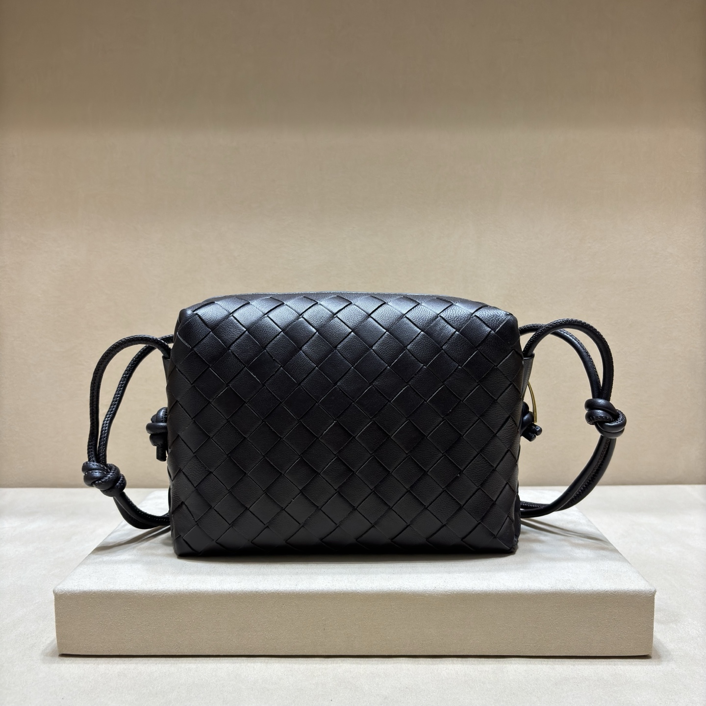 NO:385212,The authentic grade new woven small square bag, the existing styles are fashionable and most of them are a little difficult to control, so I took it into consideration!  This small square bag is somewhat similar to the small trumpet of Yunduobao, but!  It's lighter than cloud bag!  And much larger capacity. This is just a little cutie who can span all ages. I like it, mom likes it, and even grandma likes it!  And the large woven grid won’t look old~ As a half-fashionable person, I think this is a very excellent small bag!  I specially bought zp to develop 3001S size 22*15*8cm, BV, bottega veneta19860909正品级 新款编织小方包 呢现有的款式都偏时髦风 大部分略微有点难驾驭 所以我就看中了它！ 这只小方包和云朵包的小号有些相似 不过！它比云朵包要轻！且容量大得多 这只是可以跨越所有年龄层的小可爱 我喜欢,妈妈喜欢,甚至奶奶也会喜欢！ 而且大的编织格也不会显老气～ 作为半个时髦精的我认为啊 这是一只非常优秀的小包！ 特地买了zp回来开发 3001S尺寸22＊15＊8cm,BV,bottega veneta,Bag