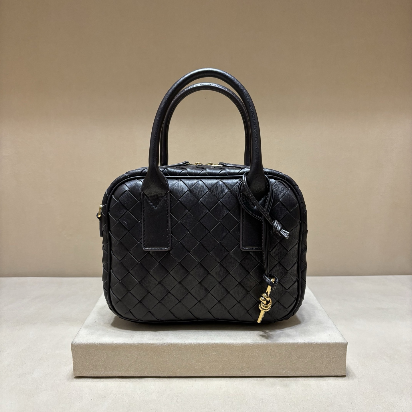 NO:186644,Genuine grade original leather New Getaway cute cute official document, small and exquisite body, versatile backing method, lady. Sweet girl is made of sheep leather weaving technology, equipped with adjustable and removable shoulder straps, bottom nails with bottom nails are not afraid of leather wear, brass knot decoration, retro soft and cute, the bag weighs very light, large capacity, super high practicality, cute, no head, intellectual favorite 3627 Size 23.5x17.5x9, BV, bottega veneta, sheepskin19860909正品级 原厂皮 新款Getaway可爱萌萌公文,包身小巧精致,背法百变,可lady.可甜妹 采用羊皮革编织工艺打造,配有可调节可拆卸肩带,底部带底钉不怕皮革磨伤,黄铜绳结吊饰,复古软萌,包包自重很轻 容量还大,实用率超高,可可爱爱,没有脑袋,知识分子最爱3627 尺寸23.5x17.5x9,BV,bottega veneta,sheepskin,Bag