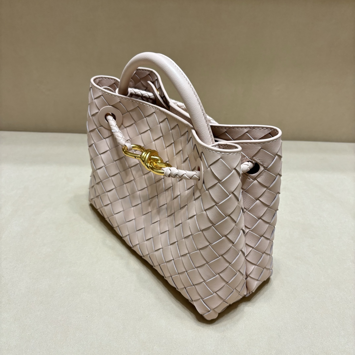 顶级🅿️2058 春夏新作編織風デザインの小型手提げバッグ