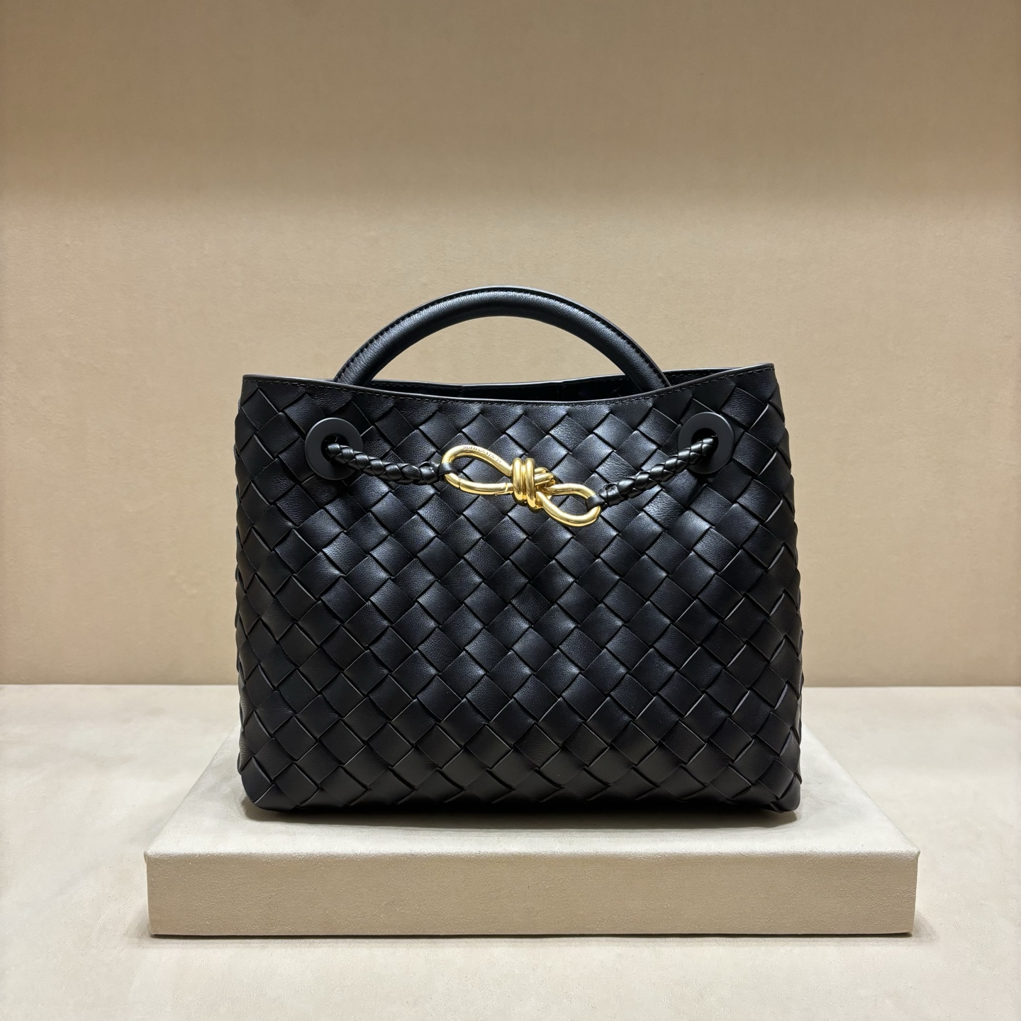 NO:385125,Original leather The top spring and summer new style continues the brand's braided pattern style with detailed metal rope knot switch buckles. This time the shoulder strap is also made into pipe strips, presenting different craftsmanship techniques. The backing method is varied, creating more different shapes. Intrecciato braided leather small handbags are equipped with sliding crossbody straps. Internal compartment, including 1 zipper pocket and 2 open pockets magnetic buckle closures. Size: 25:20:10.5cm, model 7463, BV, bottega veneta19860909原厂皮 顶级春夏新款延續了品牌的編織紋風格有細節上的金屬繩結開關扣种 這次還將肩帶估做成管條編織、呈現出不同的工藝手法 背法多變,打造出更多不同造型·Intrecciato编织皮革小号手提包,配有滑动斜挎背带·内设隔层,包括1个拉链口袋和2个开口袋磁扣开合 尺寸:25:20:10.5cm,型号7463,BV,bottega veneta,Bag