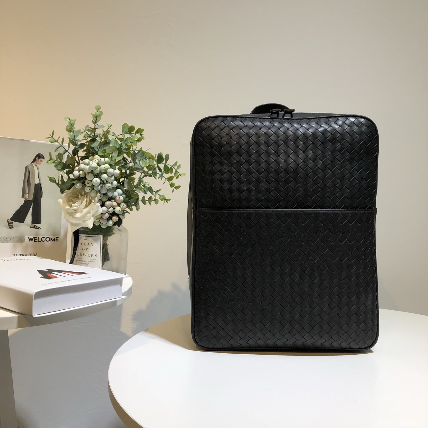 NO:337839,This woven backpack is made of original waxed calfskin braid, blending modern style and has an elegant silhouette. It has a low-key and restrained appearance, suitable for business and leisure. Counter quality, size 30/15/38, BV, bottega veneta, cowhide19860909此款编织双肩包,采用原版打蜡小牛皮编织,融合现代风格,具有优雅廓型的双肩包.低调内敛的外观,适合商务与体闲.专柜品质,尺寸30/15/38,BV,bottega veneta,cowhide,Bag