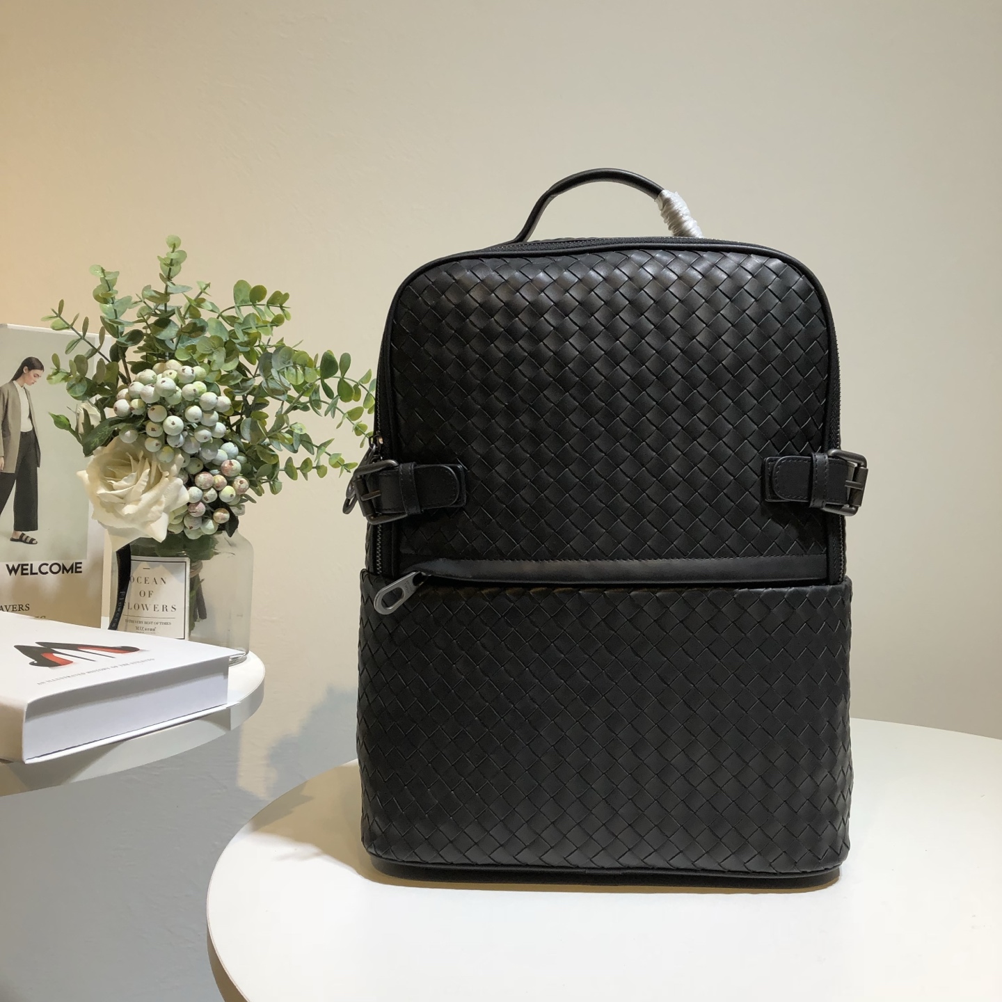 NO:337848,This backpack is carefully crafted from lightweight beef leather, decorated with iconic hand-woven details, designed with a stylish design, showing exquisite charm, the front is equipped with a convenient storage of daily necessities, parallel insert bags inside, with top handles and adjustable braided cowhide leather and shoulder straps, size 39/15/36, BV, bottega veneta, cowhide19860909此款双肩包采用轻质牛腊皮精心打造,装饰标性的手工编织细节,设计运动时尚,彰显精致魅力,前幅配有一个方便收纳日常小用品,内部有平行插袋,配有顶部提手和调节编织牛皮加肩带,尺寸39/15/36,BV,bottega veneta,cowhide,Bag