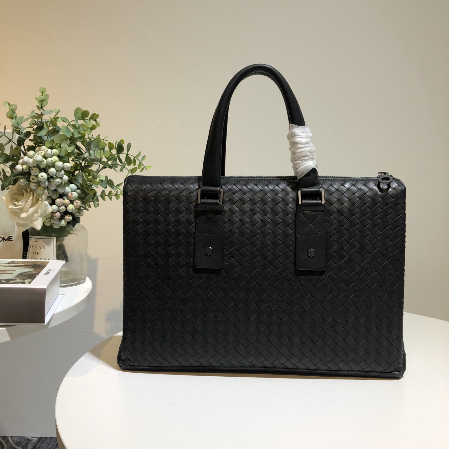 NO:337857,This woven briefcase is made of original waxed calfskin, with a slim and lightweight shape, with a pocket zipper added to the middle inner bag. The interior has been carefully designed and foldable shoulder strap. Size 38/9/26, BV, bottega veneta, cowhide19860909此款编织公文包,原版打蜡小牛皮制作,造型纤薄轻盈,中间内袋加入袋口拉链,内部经过精心设计,可折肩背带,尺寸38/9/26,BV,bottega veneta,cowhide,Bag