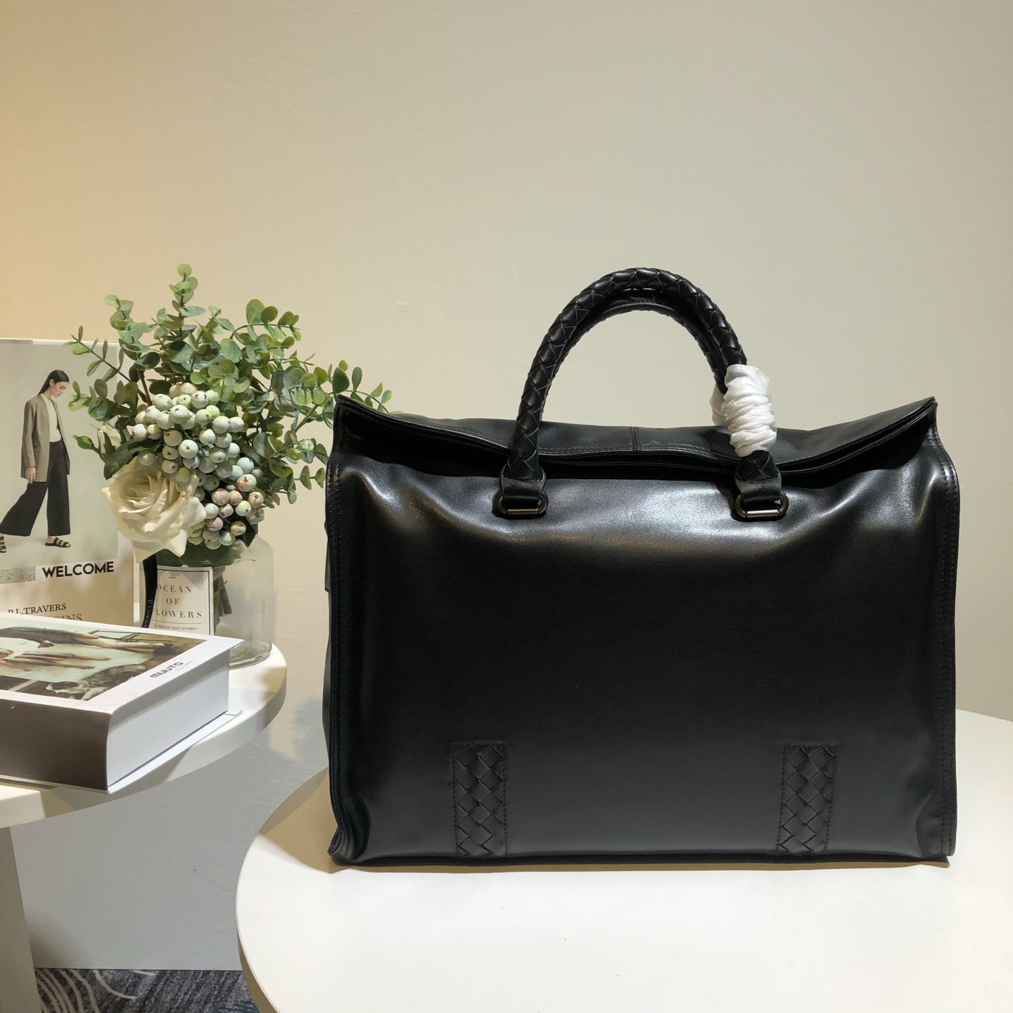 NO:337867,This woven briefcase is made of original waxed calfskin, slim and lightweight, and is equipped with a laptop storage bag. The interior is carefully designed and foldable shoulder strap. Size 41/8/31, BV, bottega veneta, cowhide19860909此款编织公文包,原版打蜡小牛皮制作,造型纤薄轻盈,配置笔记本放存内袋,内部经过精心设计,可折肩背带,尺寸41/8/31,BV,bottega veneta,cowhide,Bag