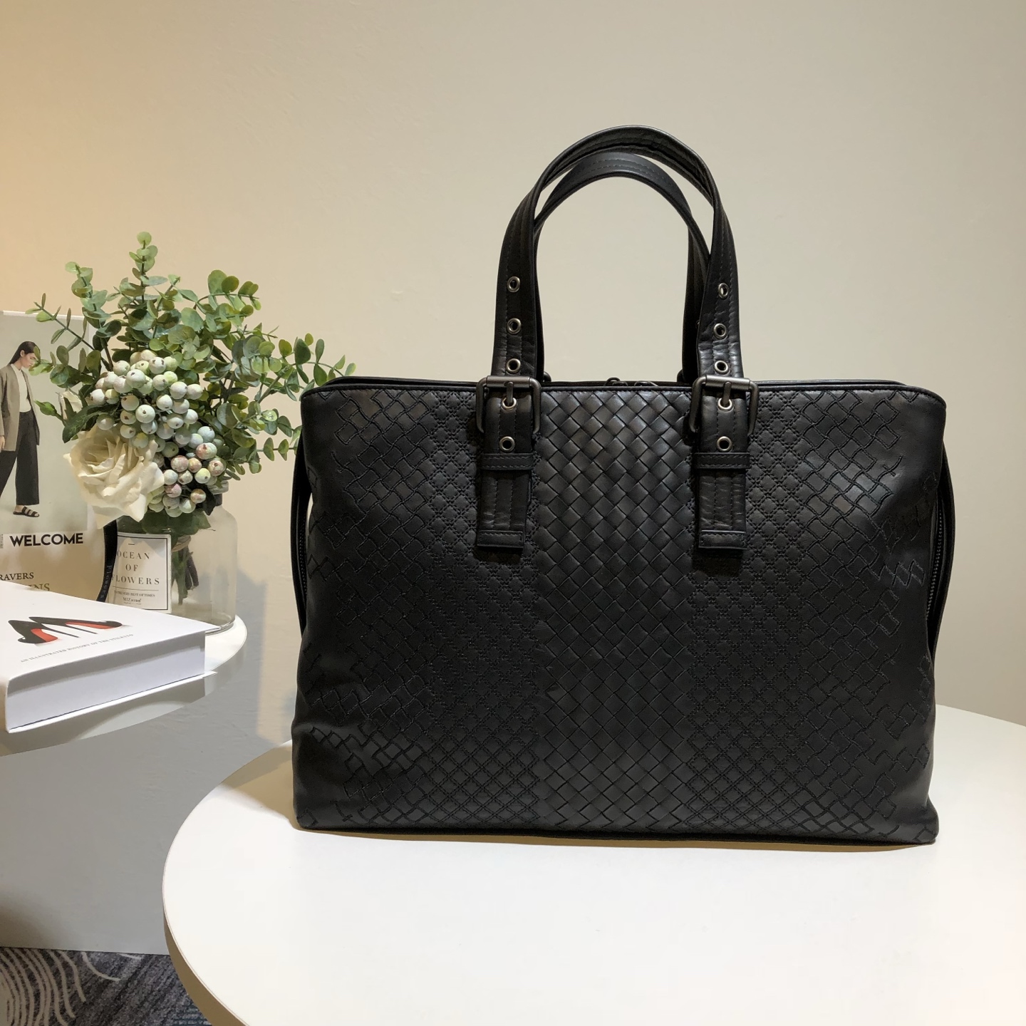 NO:337874,This shopping bag is hand-woven and embroidered with a knitting effect, with a middle partition, zippered inner bag and top extended zipper buckle, size 40/10/32, BV, bottega veneta19860909此款购物袋手工编织和刺绣装饰呈现编织效果,带有中间隔层,拉链内袋和顶部加长拉链扣,尺寸40/10/32,BV,bottega veneta,Bag