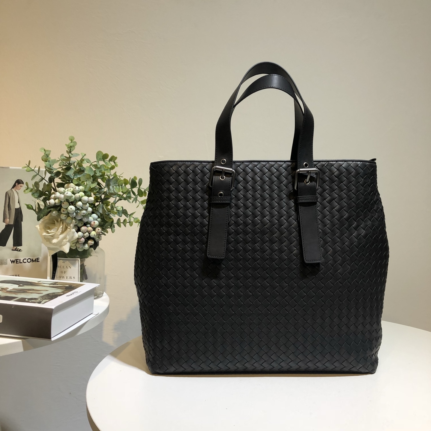 NO:337885,This woven briefcase is made of original waxed calfskin, with a slim and lightweight shape, and has been carefully designed inside. It is business-style and versatile. It has a size of 38/35/13, BV, bottega veneta, cowhide19860909此款编织公文包,原版打蜡小牛皮制作,造型纤薄轻盈,内部经过精心设计,商务时尚百搭,尺寸38/35/13,BV,bottega veneta,cowhide,Bag