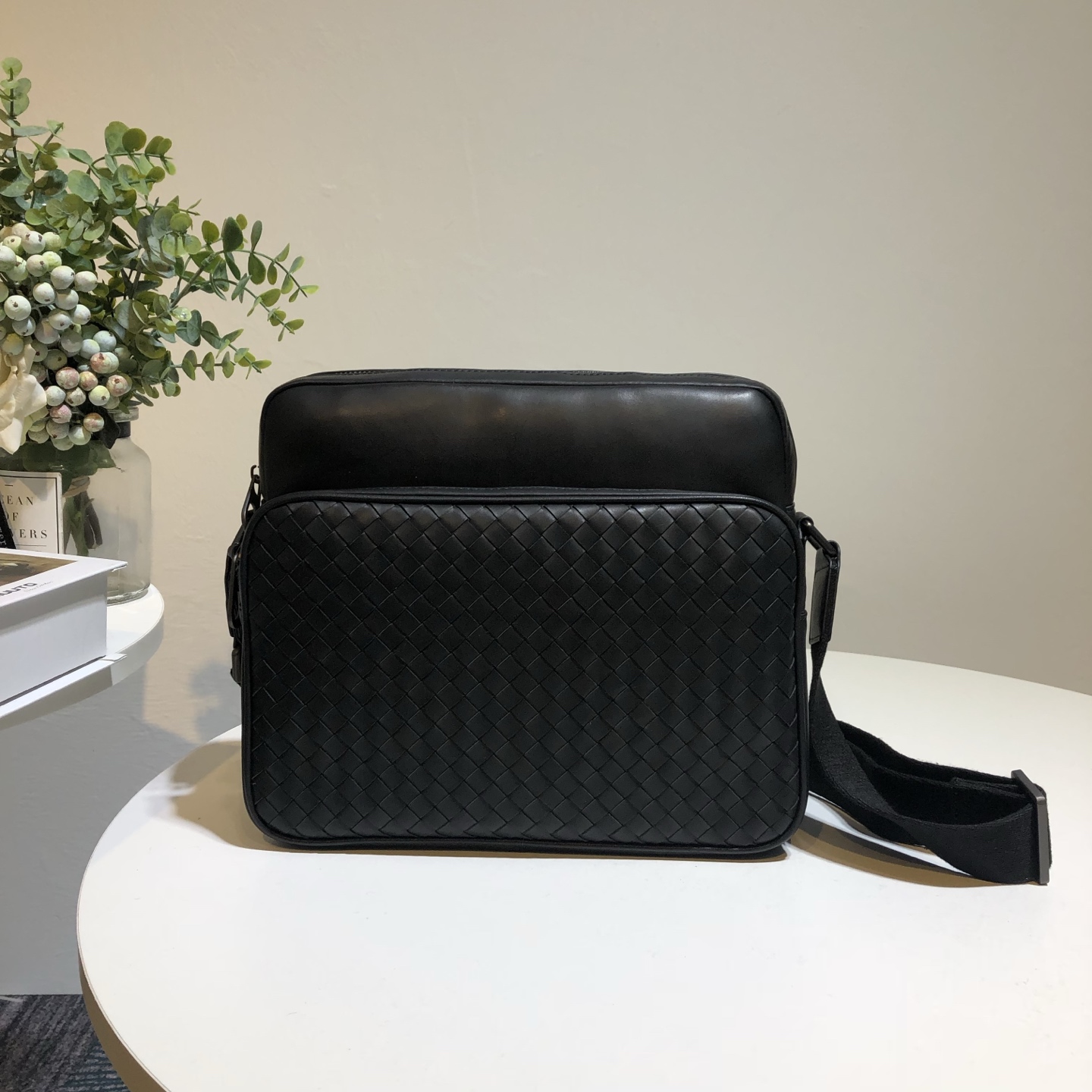 NO:337905,This woven classic postman bag, made of original waxed calf leather, is perfect for daily use, practical and versatile. Counter quality 29/25/13, BV, bottega veneta, cowhide19860909此款编织经典邮差包,原版打蜡小牛皮制成,日常使用的完美之选,实用百搭.专柜品质29/25/13,BV,bottega veneta,cowhide,Bag