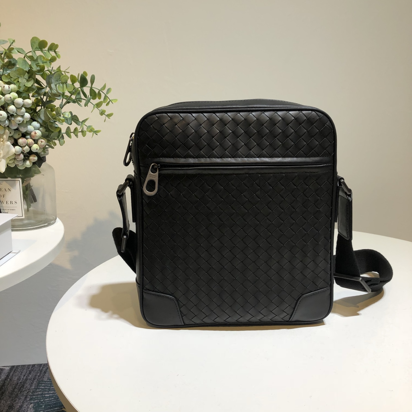 NO:337826,This woven classic postman bag, made of original waxed calf leather, is the perfect choice for daily use, practical and versatile. The counter quality is 28/24/7, BV, bottega veneta, cowhide19860909此款编织经典邮差包,原版打蜡小牛皮制成,堪称日常使用的完美之选,实用百搭.专柜品质28/24/7,BV,bottega veneta,cowhide,Bag