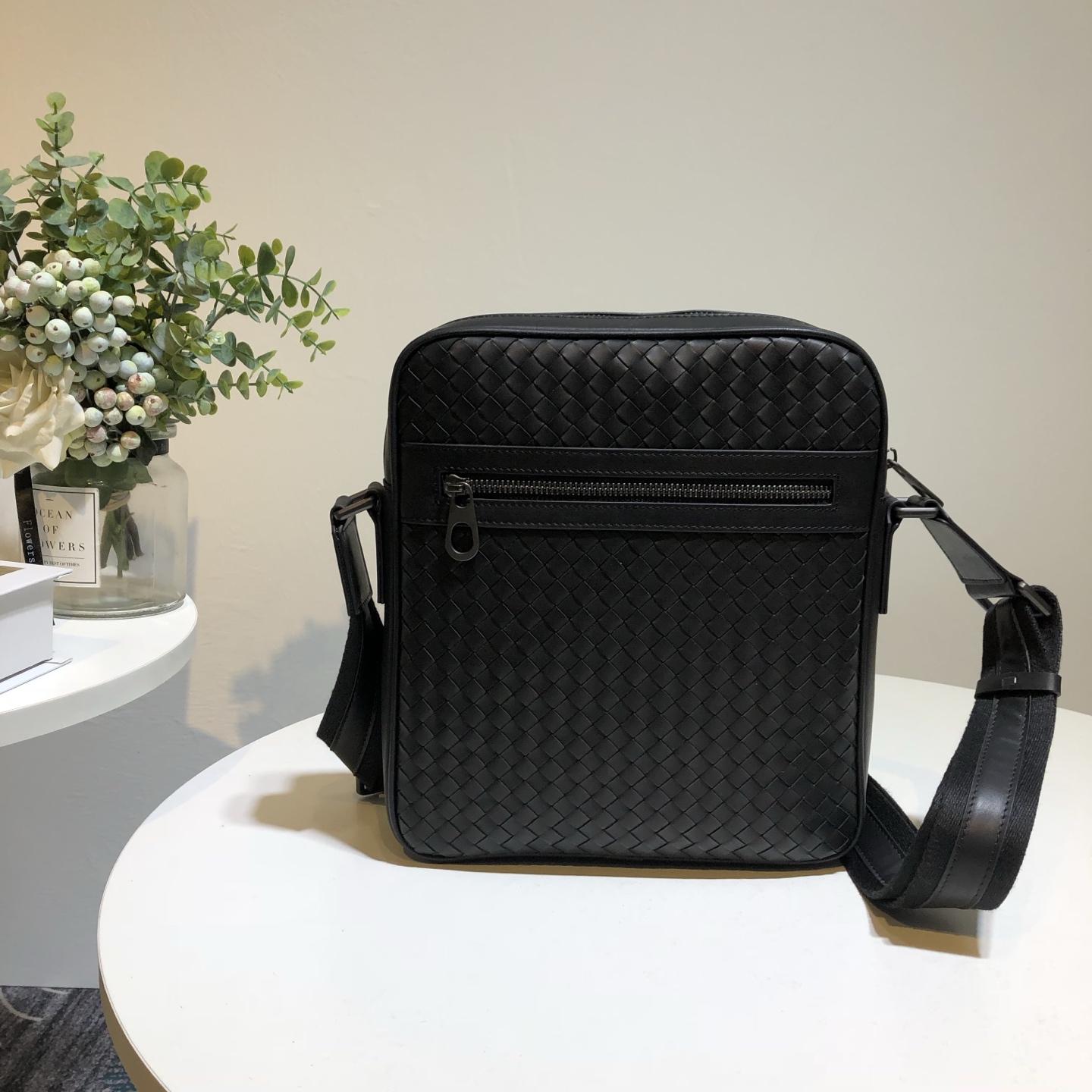 NO:337836,This woven classic postman bag, made of original waxed calf leather, is the perfect choice for daily use, practical and versatile. The counter quality is 27/24/6 Small 24/21/6—-,BV, bottega veneta, cowhide19860909此款编织经典邮差包,原版打蜡小牛皮制成,堪称日常使用的完美之选,实用百搭.专柜品质27/24/6小号24/21/6—-,BV,bottega veneta,cowhide,Bag