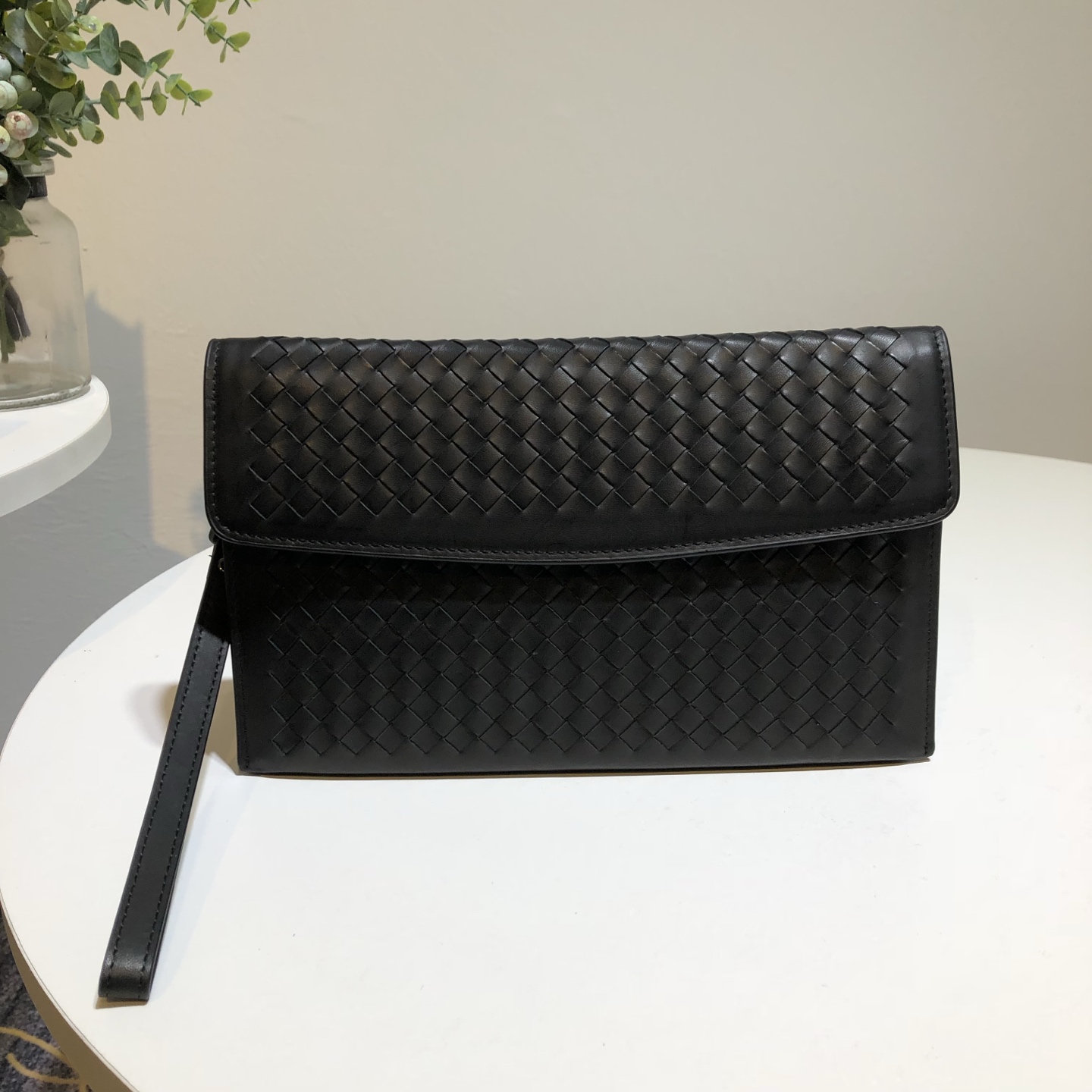 NO:337846,This braided handbag is made of original waxed calfskin, with a slim and lightweight shape, and has carefully designed interior, with parallel zippers on the pocket, foldable hand straps, size 25/14/3, BV, bottega veneta, cowhide19860909此款编织手包原版打蜡小牛皮制作,造型纤薄轻盈,内部经过精心设计,袋口平行拉链,可折手拎带,尺寸25/14/3,BV,bottega veneta,cowhide,Bag