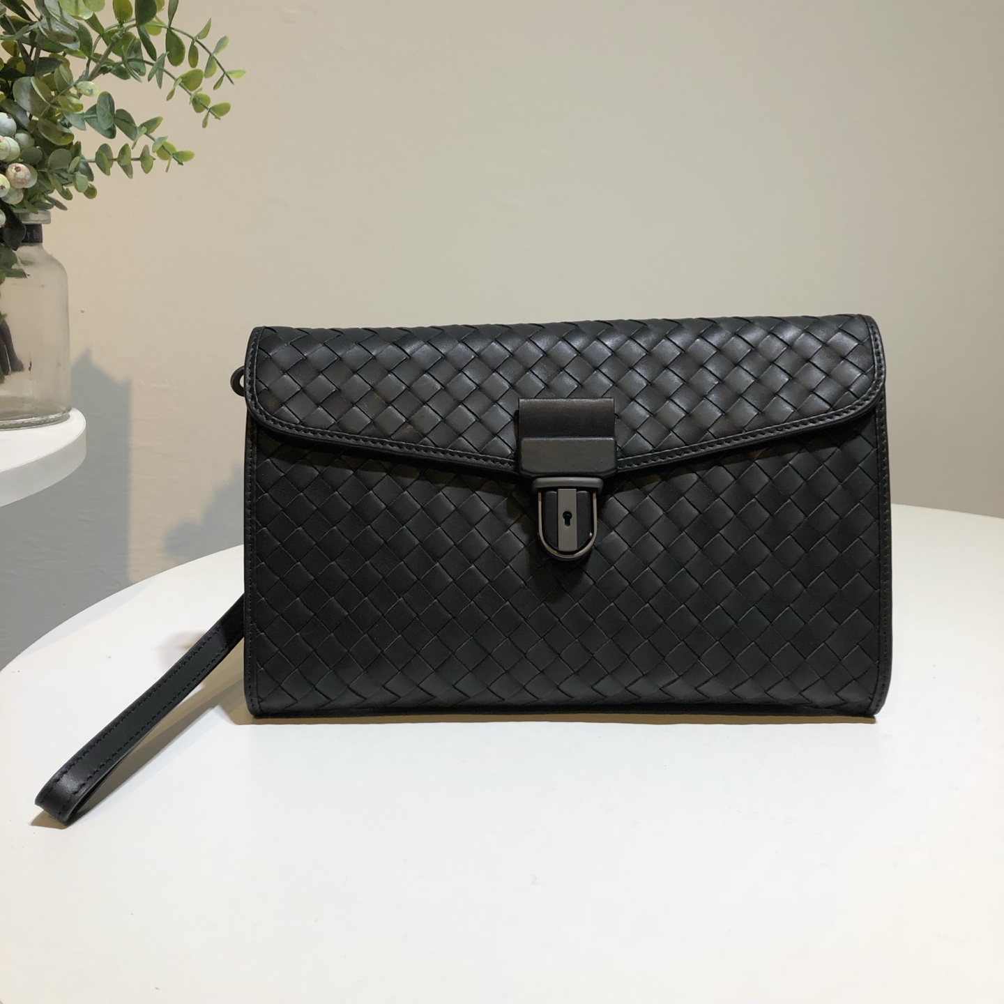 NO:337855,This woven handbag is made of original waxed calfskin, with a thin and light shape, and the middle inner bag is added with a bag zipper. The interior has been carefully designed and foldable hand strap size 26/15/4, BV, bottega veneta, cowhide19860909此款编织手包原版打蜡小牛皮制作,造型纤薄轻盈,中间内袋加入袋口拉链,内部经过精心设计,可折手拎带尺寸26/15/4,BV,bottega veneta,cowhide,Bag