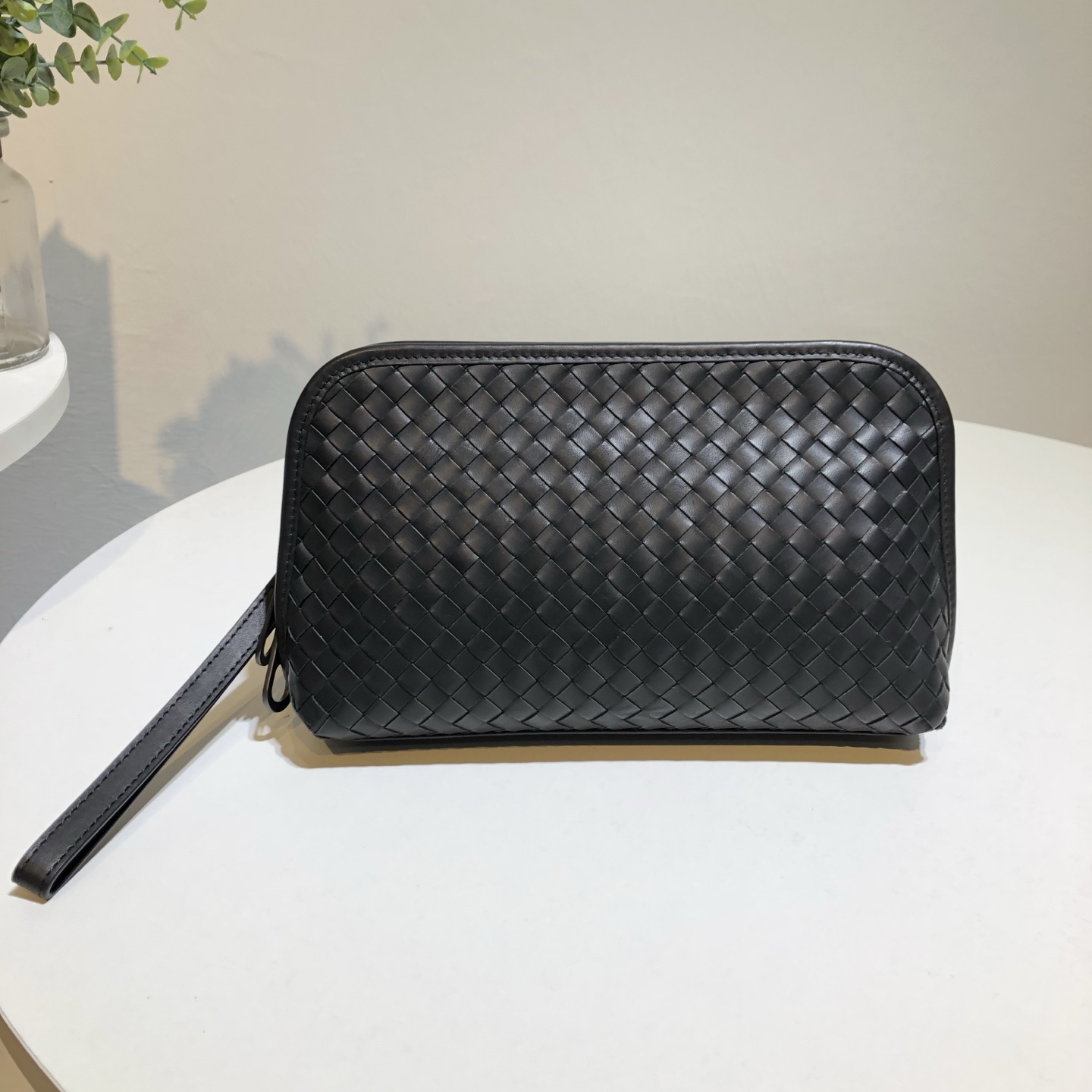 NO:337864,This woven handbag is made of original waxed calfskin, with a slim and lightweight shape, with a bag zipper added to the middle bag. The interior has been carefully designed and foldable hand straps, size 25/15/6, BV, bottega veneta, cowhide19860909此款编织手包原版打蜡小牛皮制作,造型纤薄轻盈,中间内袋加入袋口拉链,内部经过精心设计,可折手拎带,尺寸25/15/6,BV,bottega veneta,cowhide,Bag