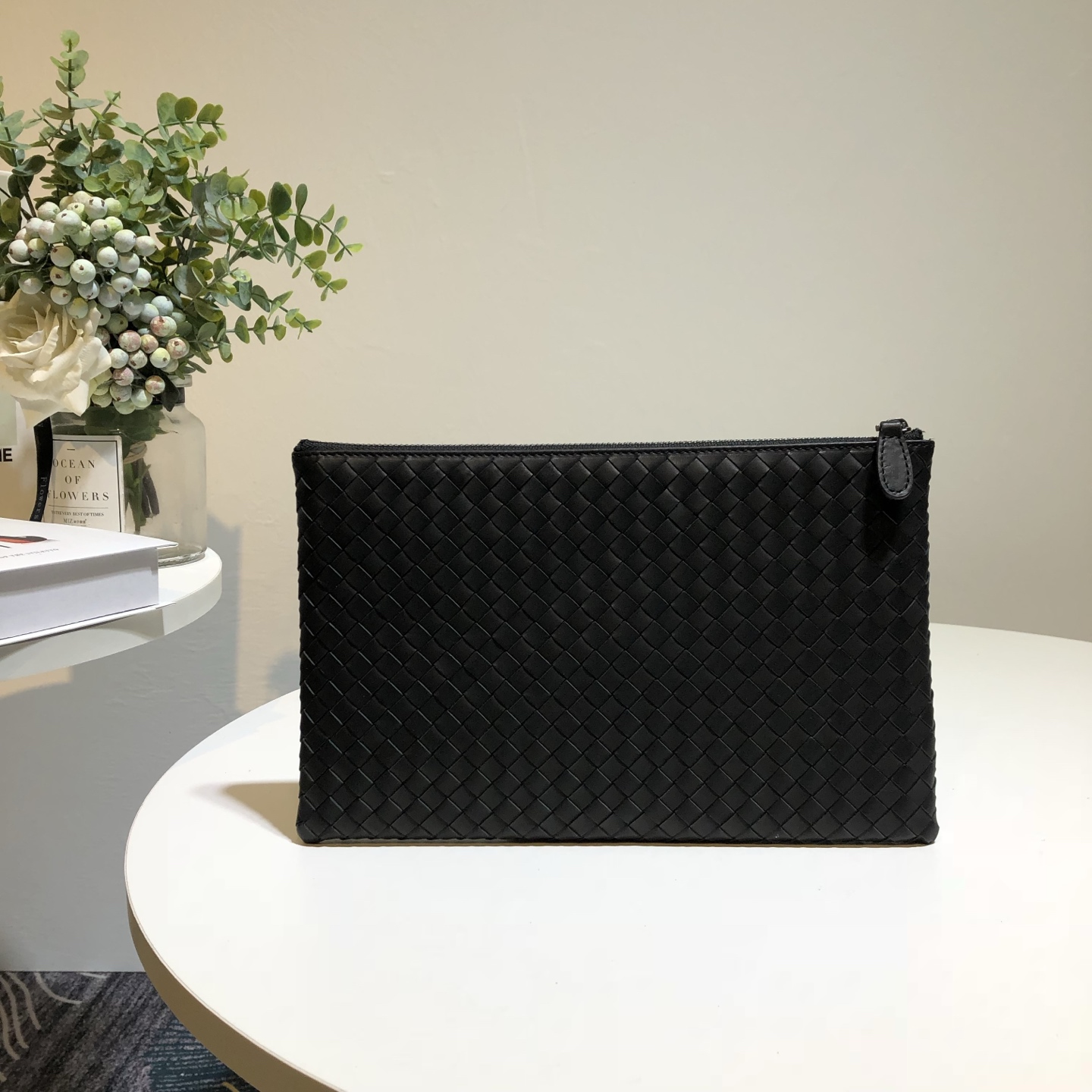 NO:337872,This medium storage bag is carefully crafted in strict standards with soft waxed cowhide leather, completely hand-woven to create a unique texture. The design is matched with a practical leather zipper head, and the inner compartment is equipped with parallel zipper window inner bag. Large size 33/22, Medium size 30:20, Small size 25/17-024, BV, bottega veneta, cowhide19860909此款中号收纳包采用柔软打腊牛皮以严格标准精心打造,完全手工编织,营造独特质感.设计搭配实用的皮革拉链头,内格配有平行拉链窗内袋.大号33/22,中号30:20,小号25/17一024,BV,bottega veneta,cowhide,Bag