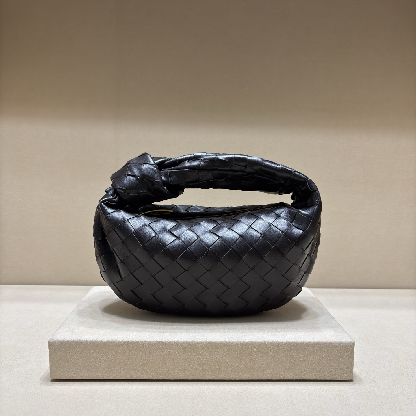 NO:337818,Model 80800 new knitted hobo original lambskin is very soft, the wrapping is unique, especially practical and resistant to wear, atmospheric and simple, yet has a sexually frigid style, fashionable and stylish upper body~ Small 27x22x3cm, BV, bottega veneta, sheepskin19860909型号80800新款编织打结hobo 原版小羊皮皮质很软,包形独特特别实用耐装,大气简洁却又有性冷淡风格,上身时髦又有范儿～小号 27x22x3cm,BV,bottega veneta,sheepskin,Bag