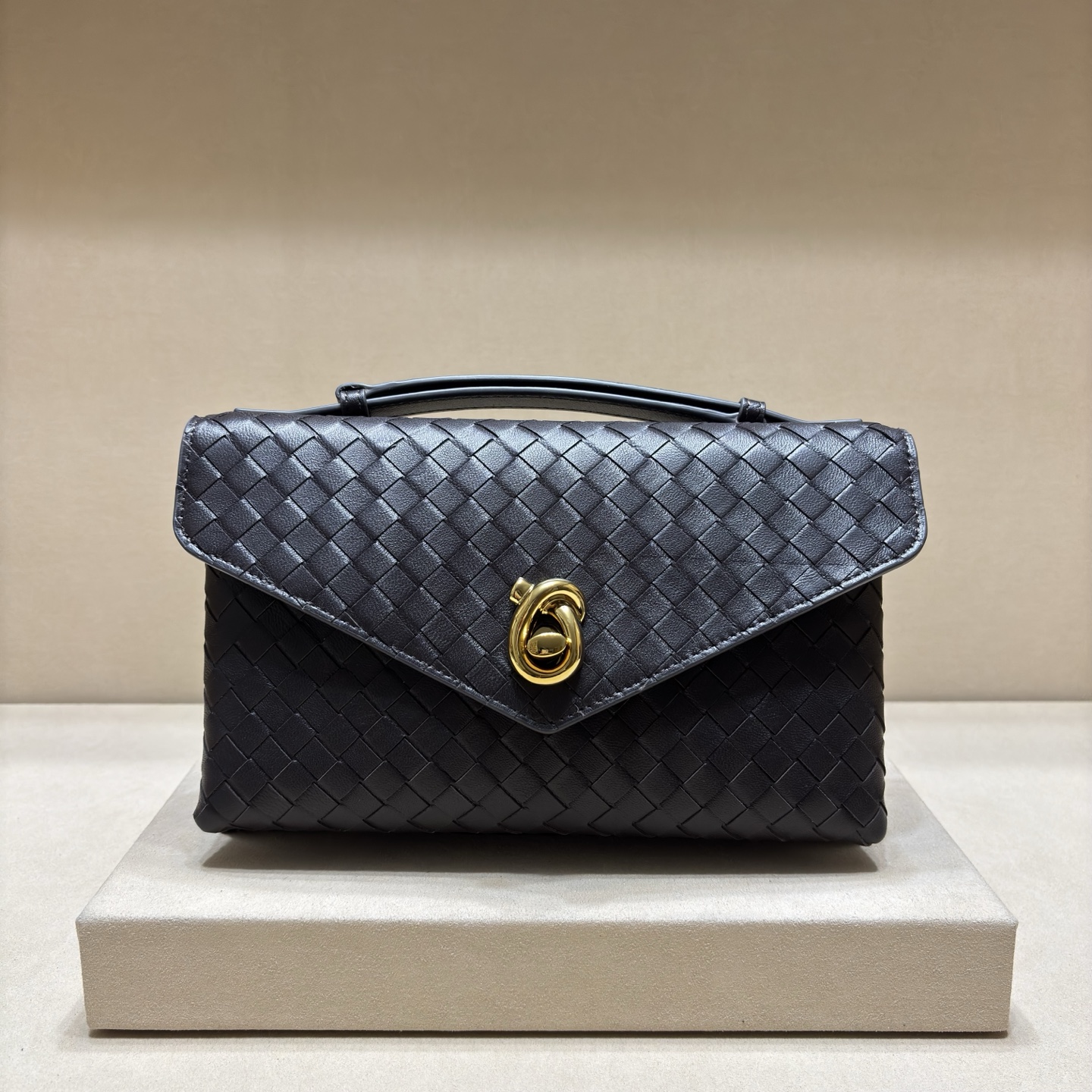 NO:337829,The new Knot Lock series is on the market!  Super hot early spring new favorite bag, Summer series is holding its big move again!  The entire bag is presented in 10mm Intrecciato weaving process, paired with the rotating buttons of Knot knots!  There are compartments and multiple card slots inside!  It is a versatile commuter that can be used in all occasions. There are many ways to carry the bag, the shoulder straps can also be detached, and the shoulder straps can be carried, shoulders, and crossbody. Retro and fashionable, exquisite and old-fashioned style is easy to control!  Size 25×16×5.5cm 817192,BV,bottega veneta19860909Knot Lock新系列火热上市！ 超火早春新宠包包 Summer系列又憋大招啦！ 整个包型以10毫米的Intrecciato编织工艺呈现,搭配Knot绳结的旋转纽扣！内部有隔层和多个卡槽喔！是各种场合都可以使用的百搭通勤 包包多种背法,肩带也可拆卸,手提、肩背、斜挎.复古且时髦,精致老钱风轻松拿捏！ 尺寸25×16×5.5cm 817192,BV,bottega veneta,Bag