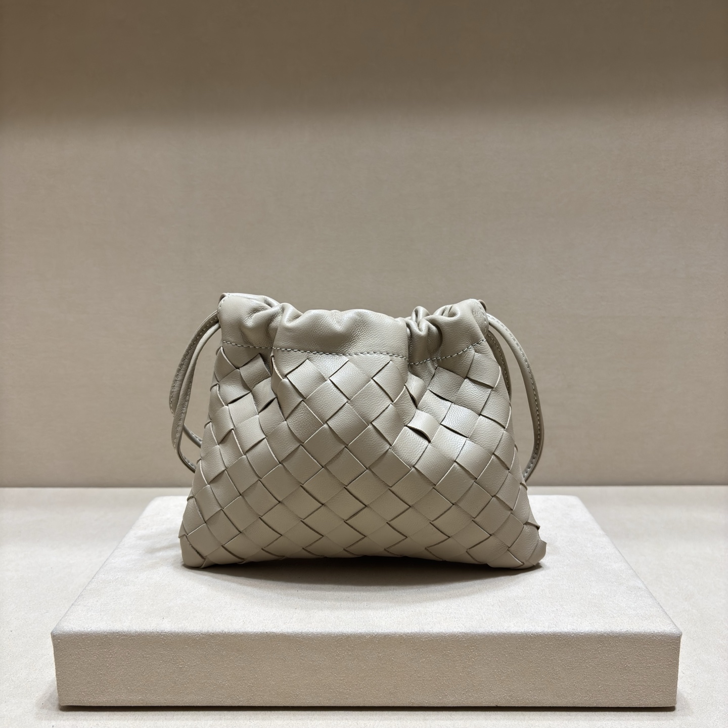 NO:207781,The authentic new small Fu bag has been a fashionable list for girls in recent years. The elegant and simple style has won the love of many people of different ages. The inside of the bag is made of tech nylon, which is very light and dirt-resistant. Even if there are a lot of things when traveling, it can be reduced to a certain extent. The shoulder straps are designed with buckles and can be changed at will. They can be used for holding them. After the drawstrings, they look very much like a cloud bag. It is very suitable for concave shapes when traveling in summer. Size 21*16.6*1CM3005s, BV, bottega veneta19860909正品级 新品小福包在近几年可谓是女孩们人手一只的时尚单,优雅而简单的风格收获了很多不同年龄段人群的喜爱,包包的内里采用的是科技尼龙材质,非常轻便耐脏,就算出行时东西颇多,也能在一定程度上减轻负担,肩带采用结扣设计,可随意进行更改,可用于手拿,抽绳之后非常像云朵包的造型,夏日出行很适合用来凹造型哦 尺寸21*16.6*1CM3005s,BV,bottega veneta,Bag