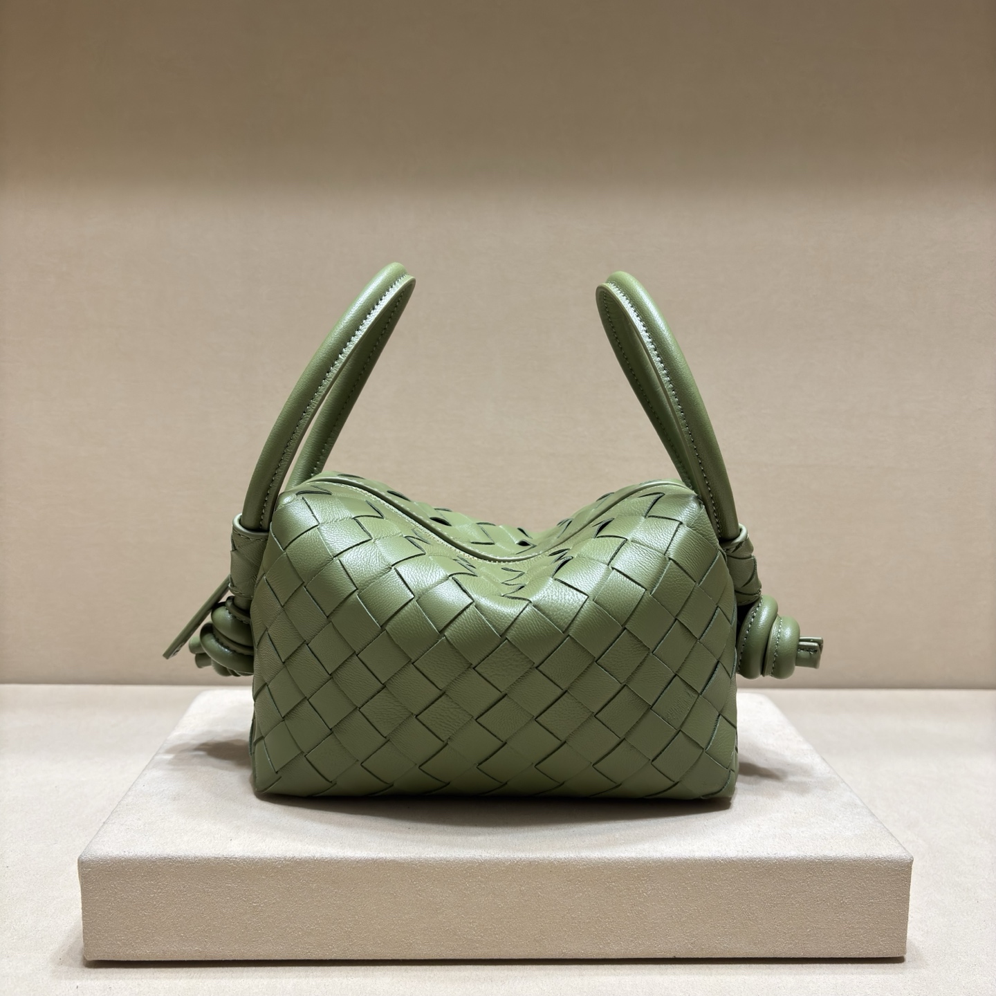 NO:206421,Genuine grade New classic Loop design Extra large buckle can fold the handbag, can also be used as a handle to use a single shoulder Crossbody Continue the 