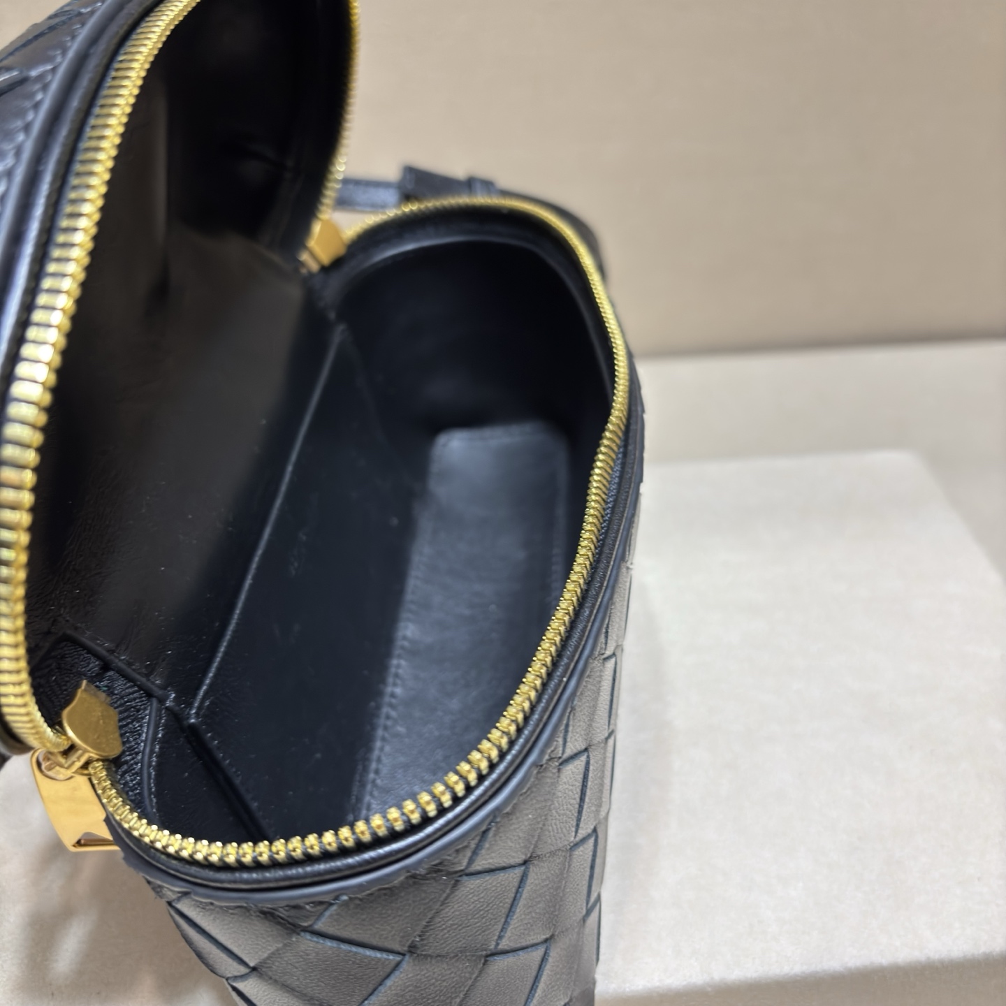 顶级🅿️1470 春夏編み込みラウンドジップ斜め掛けバッグ