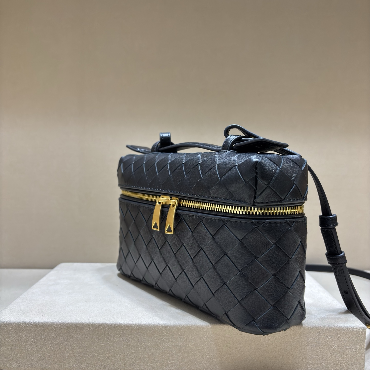 顶级🅿️1470 春夏編み込みラウンドジップ斜め掛けバッグ