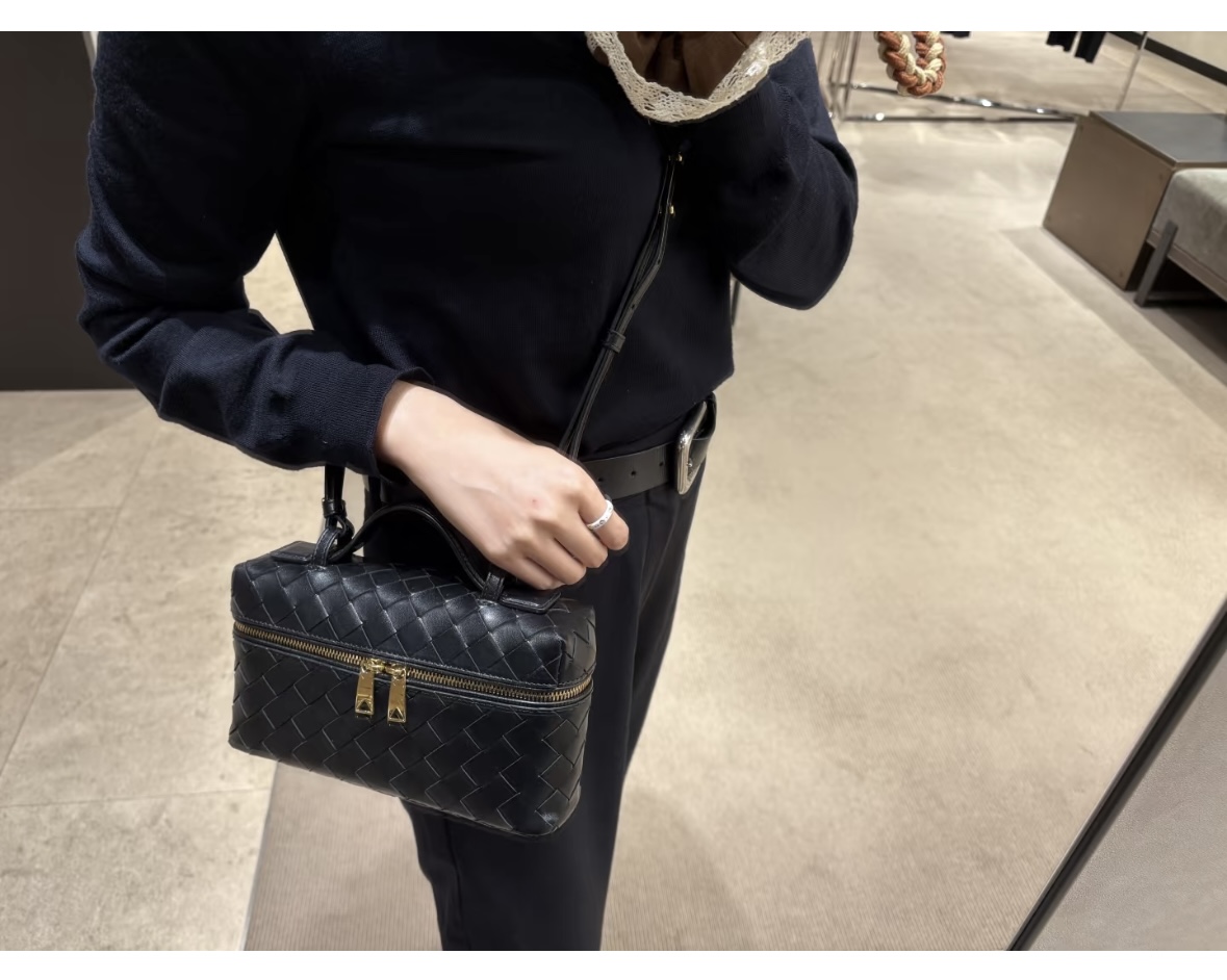 顶级🅿️1470 春夏編み込みラウンドジップ斜め掛けバッグ