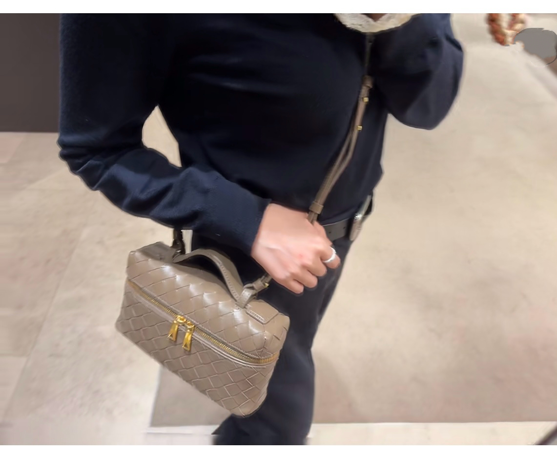 顶级🅿️1470 春夏編み込みラウンドファスナー斜め掛けバッグ