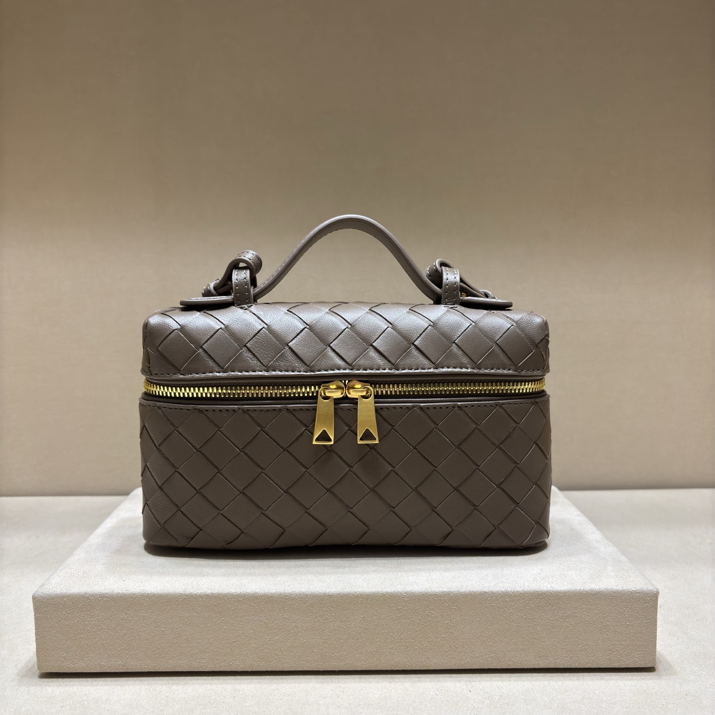 NO:206415,Authentic spring and summer woven zipper crossbody bag A crossbody bag that can make makeup bags, exquisite braiding and small body are an indispensable outfit for the upcoming summer. The double zipper also better protects the bag. It has a large capacity. Don’t miss it if you like it. Model number 789109 Size 22*12.5*5cm, BV, bottega veneta, manolo blahnik, satchels, crossbody bags, cosmetic bags & cases19860909正品级 春夏编织拉链斜挎包 一款可以做化妆包的斜挎包包,精致的编织,小巧的包身,是即将到来的夏天必不可少的穿搭点缀,双拉链也更好的保护了包包,容量大,喜欢的不要错过啦 款号789109 尺寸22*12.5*5cm,BV,bottega veneta,manolo blahnik,satchels,crossbody bags,cosmetic bags & cases,Bag