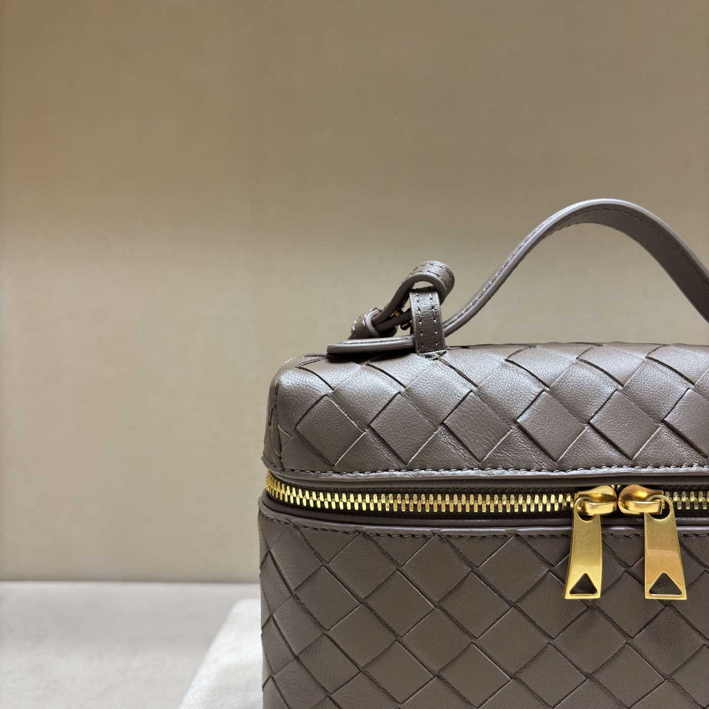 顶级🅿️1470 春夏編み込みラウンドファスナー斜め掛けバッグ