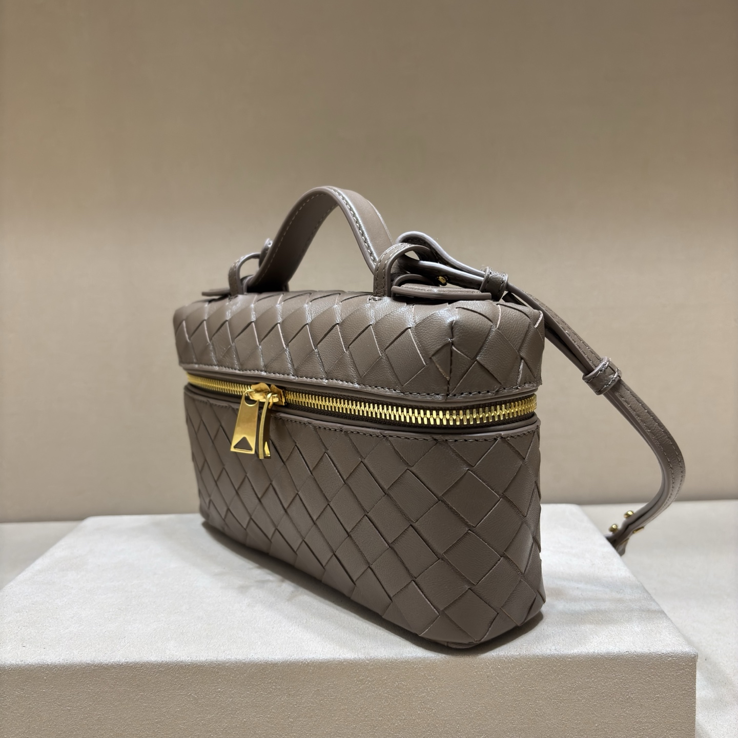 顶级🅿️1470 春夏編み込みラウンドファスナー斜め掛けバッグ