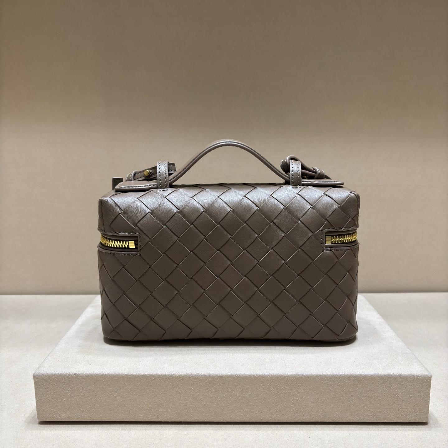 顶级🅿️1470 春夏編み込みラウンドファスナー斜め掛けバッグ