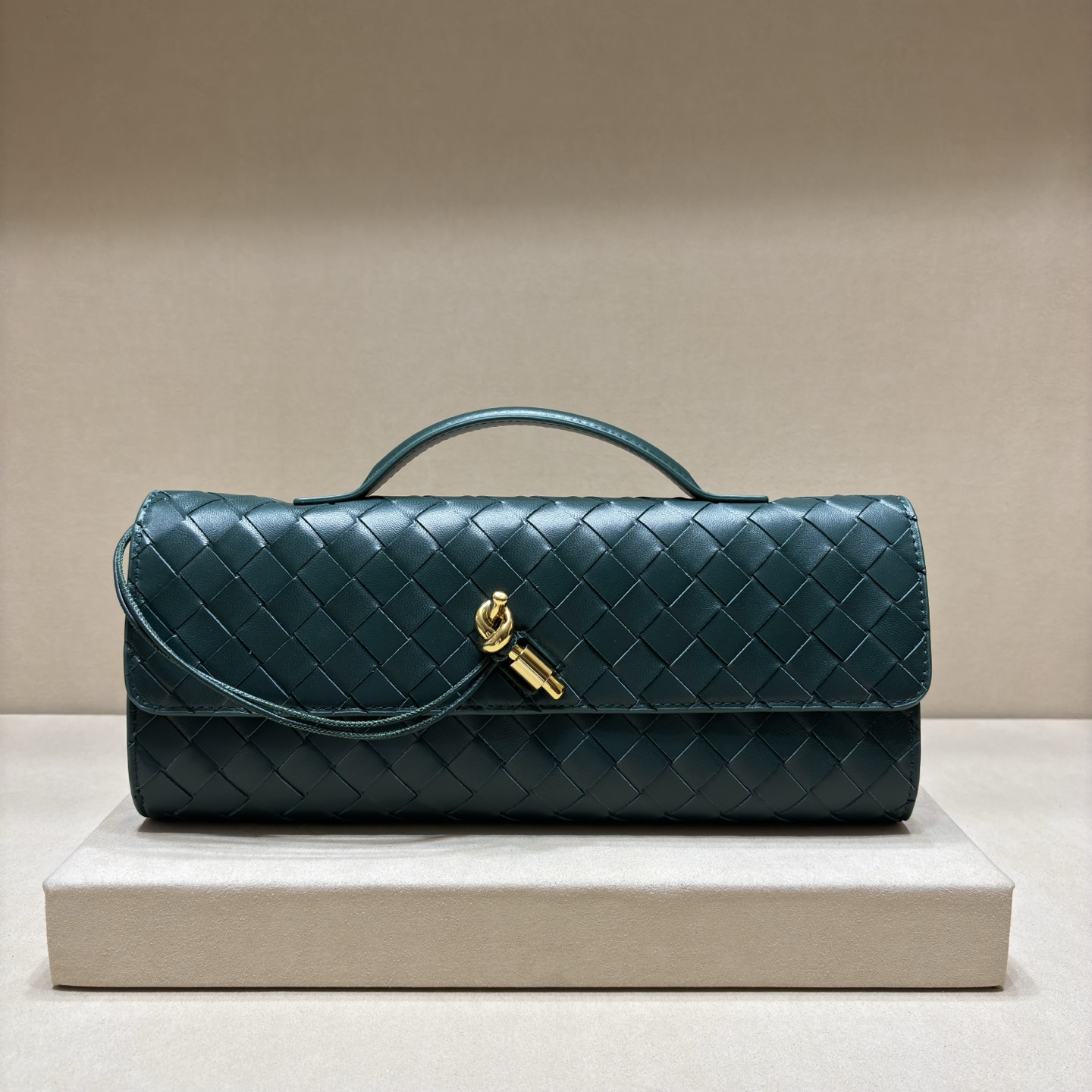 NO:207772,Genuine Andiamo Dinner Clothing, it's been planted again~ The aesthetics of designers in the era of economic downturn are back, I fall in love with the kind that I can't put down at first sight. Tsk~Gaga beautiful, full aura, the shape and texture are very resistant to proportion, light weight, sufficient capacity, a fashionista, suitable for many occasions, minimalist, high-end and light luxury model number 1511 Size 31*13*3cm, BV, bottega veneta, manolo blahnik19860909正品级 Andiamo晚宴手包,又被狠狠种草啦～经济下行的年代设计师审美又回来了,一眼爱上 爱不释手的那种 啧～嘎嘎美 气场十足 造型和质感都十分抗比,自重轻容量足, 时尚人士必备 适合多种场合,极简 ,高级轻奢 款号1511 尺寸31*13*3cm,BV,bottega veneta,manolo blahnik,Bag