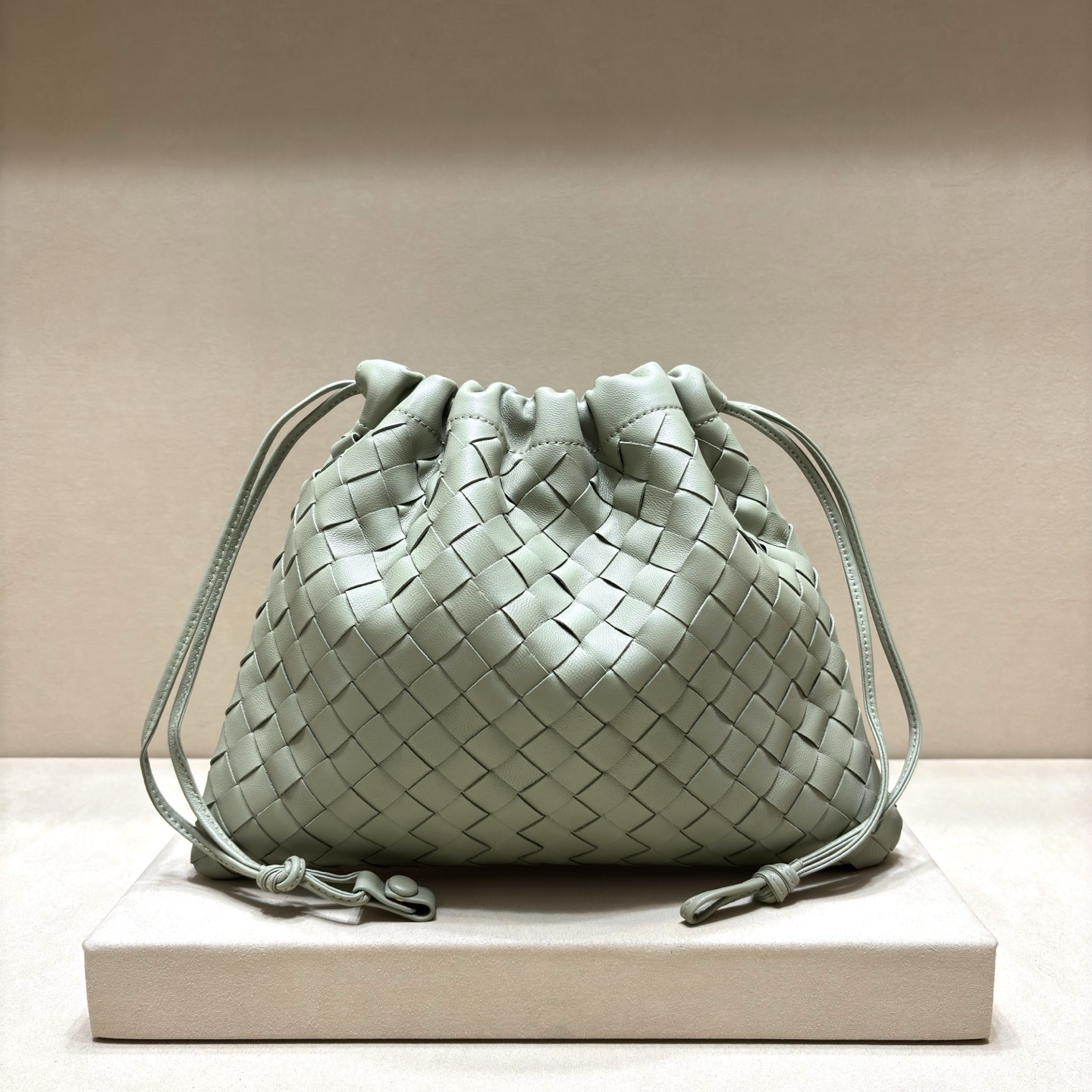 NO:385111,Genuine grade new style drawstring Dustbag 'trash bag' is really easy to match!  The lazy and free sense of casualness is shaped by classic woven design, creating an unbeaten item in the fashion industry. The drawstring design with the tie-out naturally open and pleated and soft cowhide smooth and delicate. The lazy and exquisite feeling of this bag is revealed everywhere. Not only is it light in weight and capacity, it is also very sufficient. If you want a bag that feels full of slack, buy this garbage bag trumpet model that can make you happy. Size 3005 32x23, BV, bottega veneta, cowhide19860909正品级 新款 抽绳Dustbag“垃圾袋” 真的好搭！慵懒自在的随意感以经典编织设计,塑造时尚界的不败单品 束口的抽绳设计自然开口褶皱感和柔嫩牛皮光滑细腻 处处透露着这只包的慵懒精致感～不仅自重轻容量也很足哦 想要一个松弛感十足的包包 就入手这个能让你快乐的垃圾袋叭款号3005 尺寸32x23,BV,bottega veneta,cowhide,Bag