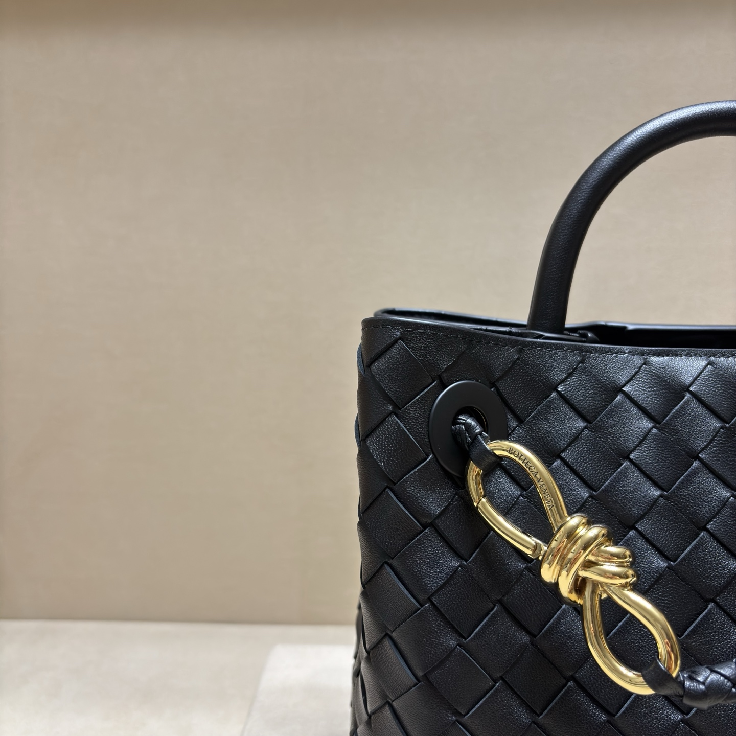 顶级🅿️2058 小号手提バッグ - 編織デザインと金属ディテール