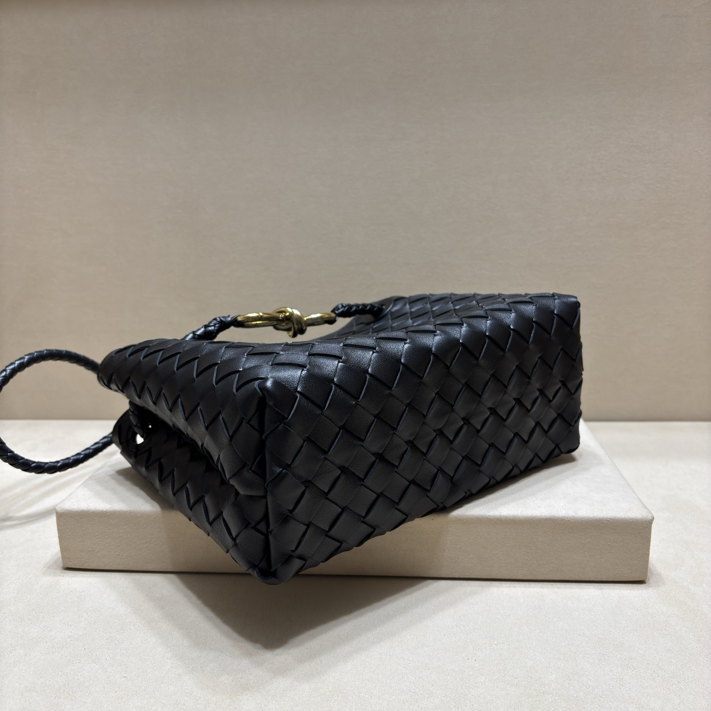 顶级🅿️2058 小号手提バッグ - 編織デザインと金属ディテール