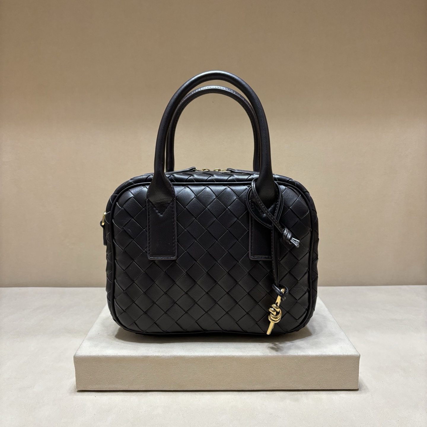 NO:617950,Authentic grade, the new Getaway is a cute and cute official document. It is small and exquisite, and can be carried in various ways. It can be used as a lady or a sweet girl. It is made of sheep leather weaving technology. It is equipped with an adjustable and detachable shoulder strap. The bottom is studded so that it is not afraid of leather abrasions. It has a brass knot pendant. It is retro and soft. The bag is very light. It has a large capacity and is very practical. It is cute and cute without a head. It is the favorite of intellectuals. 3627 Size 23.5x17.5x9, BV, Bottega  Veneta, sheepskin19860909正品级 新款Getaway可爱萌萌公文,包身小巧精致,背法百变,可lady.可甜妹 采用羊皮革编织工艺打造,配有可调节可拆卸肩带,底部带底钉不怕皮革磨伤,黄铜绳结吊饰,复古软萌,包包自重很轻 容量还大,实用率超高,可可爱爱,没有脑袋,知识分子最爱3627 尺寸23.5x17.5x9,BV,bottega veneta,sheepskin,Bag