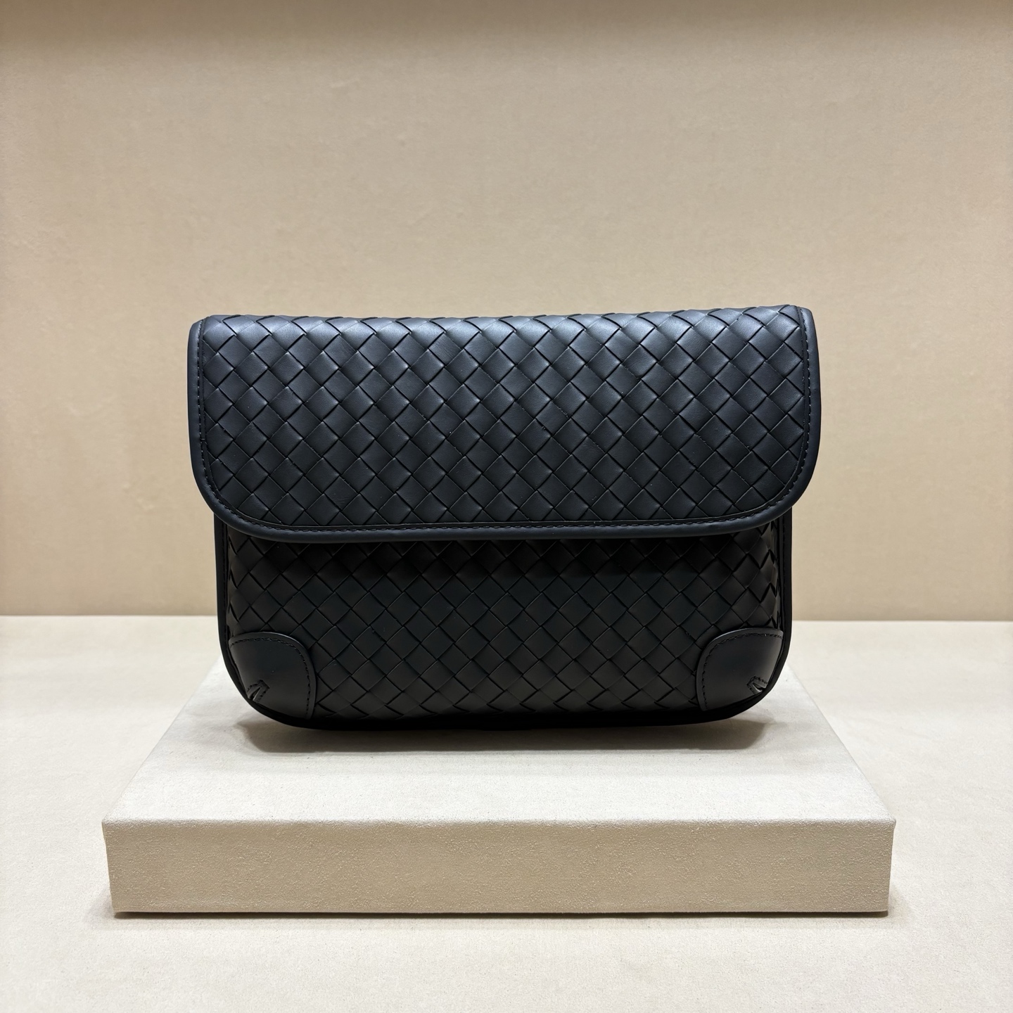 NO:617947,Authentic grade This woven classic crossbody bag is made of original waxed calfskin, perfect for daily use, practical and versatile. Counter quality, size 26/17/6, BV, bottega veneta, satchels, crossbody bags, cowhide19860909正品级 此款编织经典斜挎包,原版打蜡小牛皮制成,日常使用的完美之选,实用百搭.专柜品质,尺寸26/17/6,BV,bottega veneta,satchels,crossbody bags,cowhide,Bag