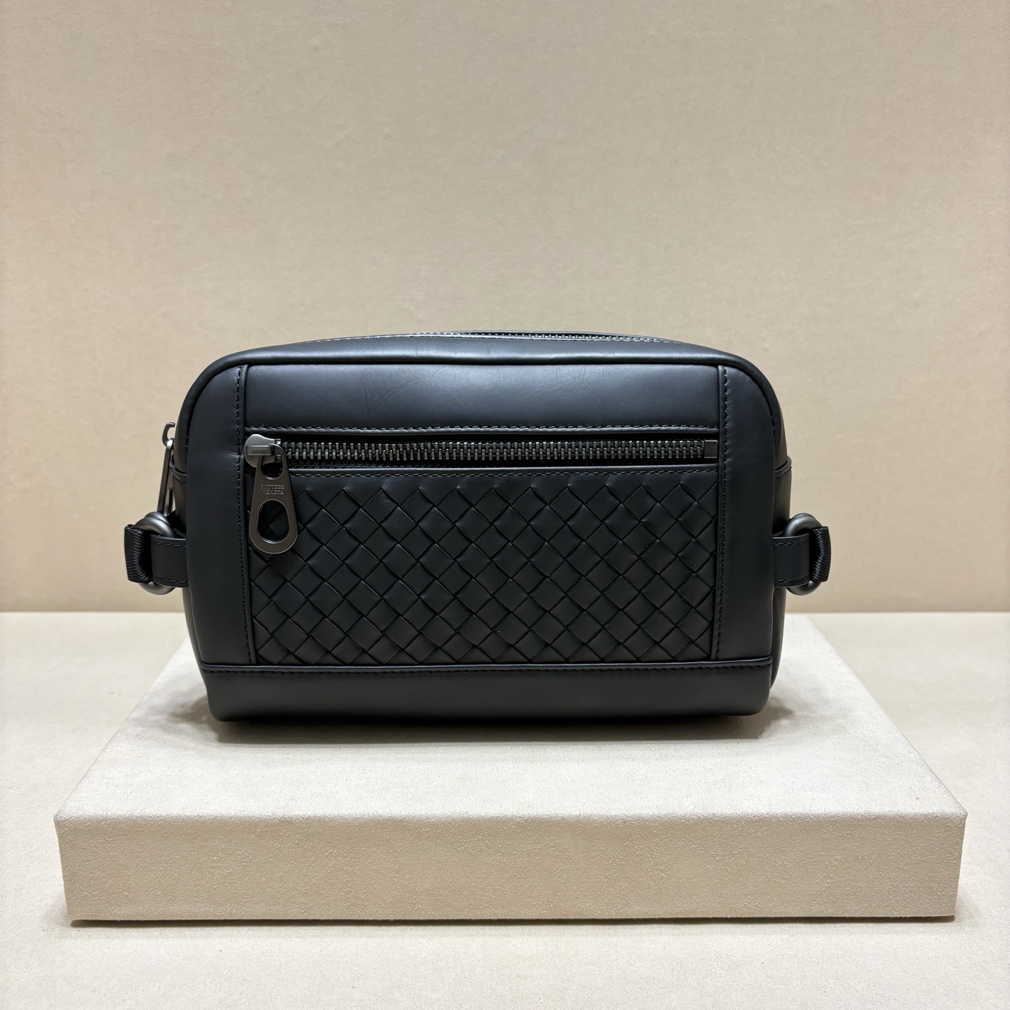 NO:617952,Authentic grade This woven classic waist bag is made of original waxed calfskin. It is the perfect choice for daily use. It is practical and versatile. Counter quality, size 23/16/6, BV, bottega veneta, cowhide19860909正品级 此款编织经典腰包,原版打蜡小牛皮制成,日常使用的完美之选,实用百搭.专柜品质,尺寸23/16/6,BV,bottega veneta,cowhide,Bag
